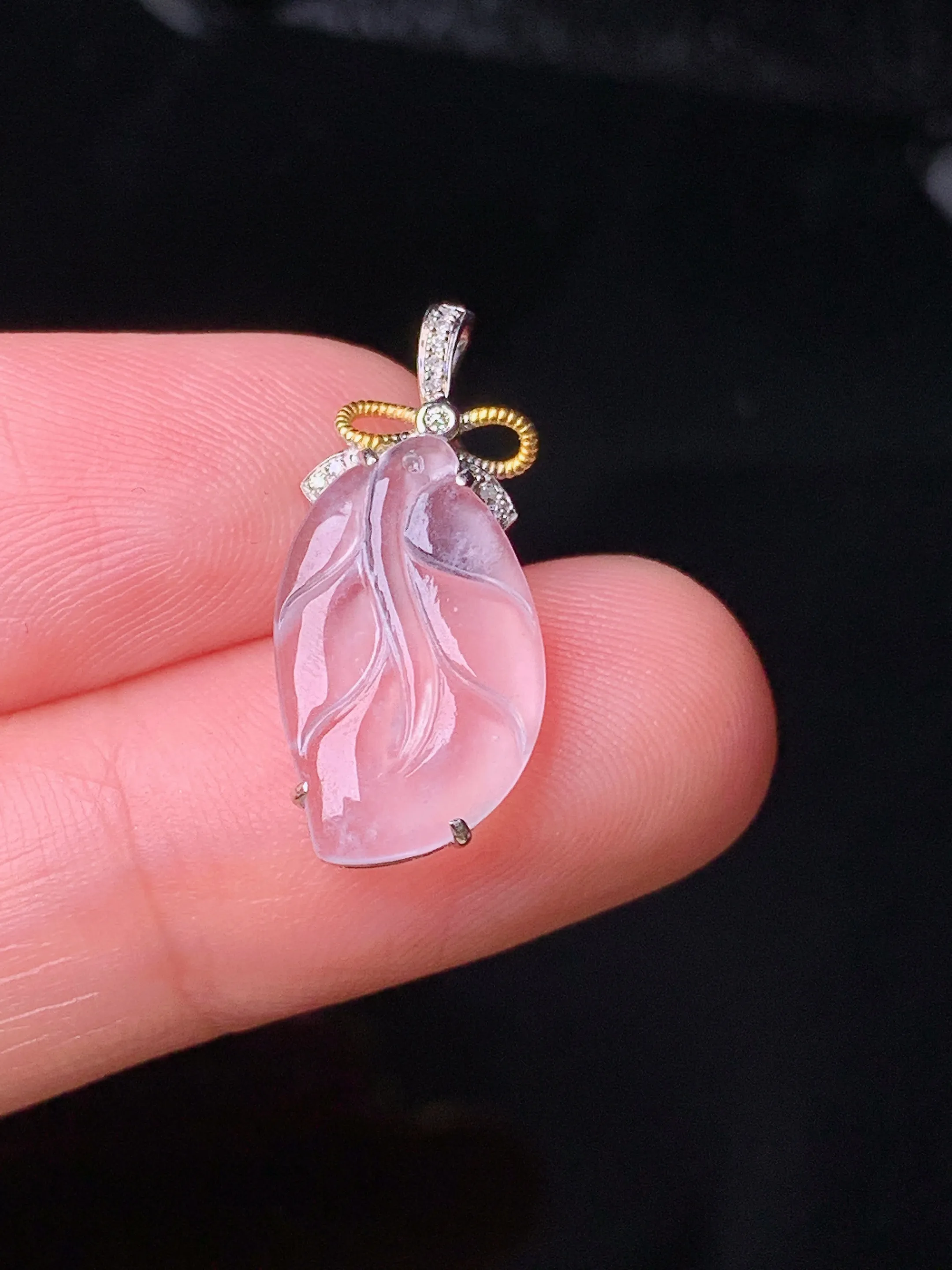 18k金钻镶嵌冰种树叶吊坠 玉质细腻 色泽清新艳丽 整体尺寸21.5*9.6*3