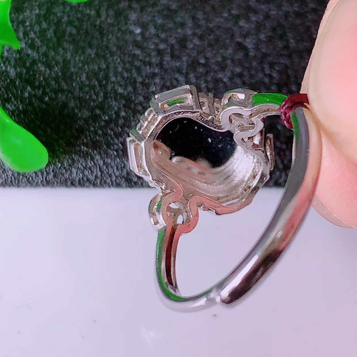 冰透满绿翡翠925银镶嵌貔貅戒指，自然光实拍，翠色灵动，颜色漂亮，种老水足，品相佳，佩戴佳品！#98.22（圈口可调大小）整体16.8*24.5*6裸石9.5*6.6