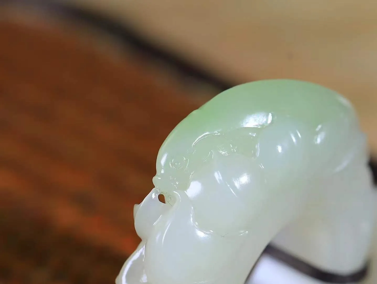 （莲年有鱼.扳指）

精品和田玉翠青连年有余扳指，质地温润滋腻，手感佳，精雕莲花，细致入微，线条柔和自然。池清疑水浅,莲动知鱼散，细作清幽莲花，日月散淡，极具灵气，画面和谐美好，寓意一品清廉，连年有余。
重87.5克  尺寸22.2-14.2-19.5mm   fDA-201142343