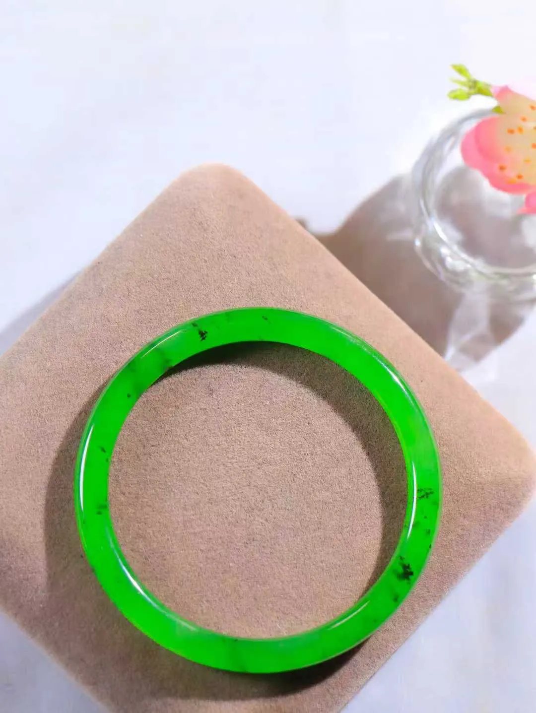 【温润如心.镯】

精品️和田玉碧玉手镯，精选上等碧玉料，色泽清透，质地细腻。佩戴它，感受千年玉文化的温润与优雅，愿它为您带来平安与幸福。重17.3克  尺寸55-5.5-6.3mm  101101611A