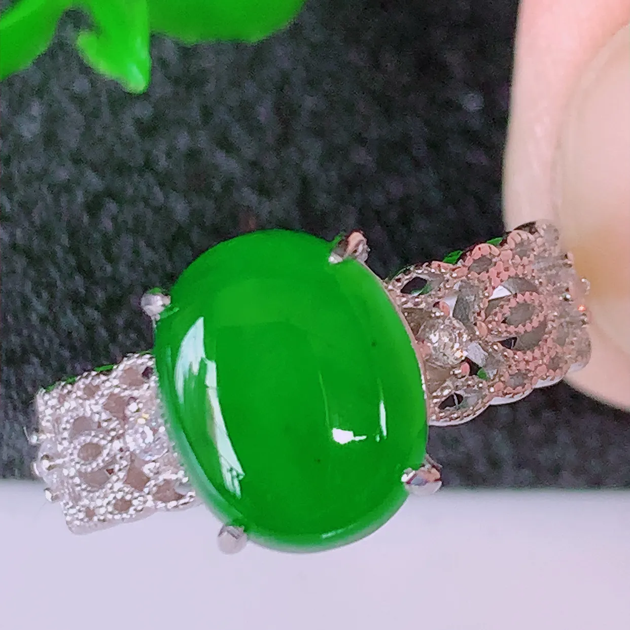 冰透满绿翡翠925银镶嵌戒指，自然光实拍，翠色灵动，颜色漂亮，种老水足，品相佳，佩戴佳品！#97.20（圈口可调大小）整体23*17*5裸10*8.5