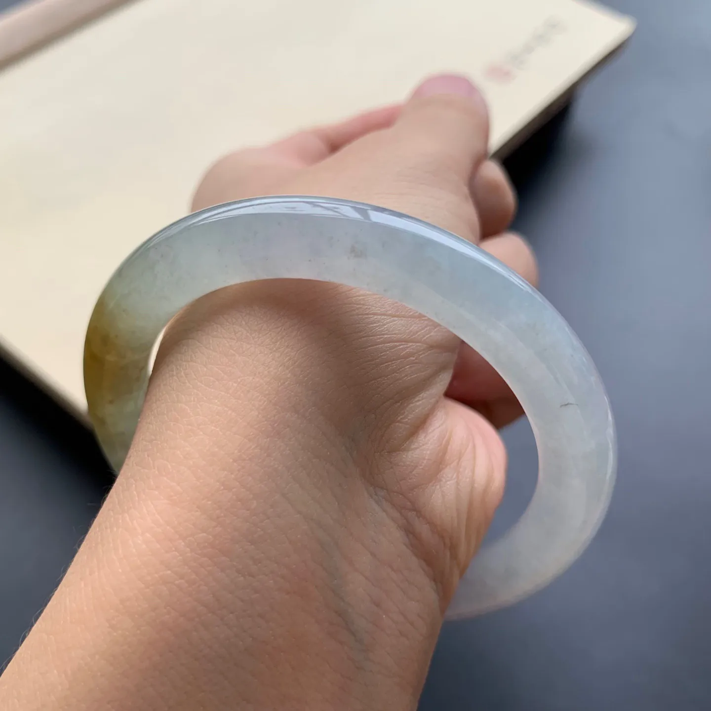 53.6圈口冰飘黄翡圆条手镯 尺寸：53.6-8.8，水润起胶，条形饱满