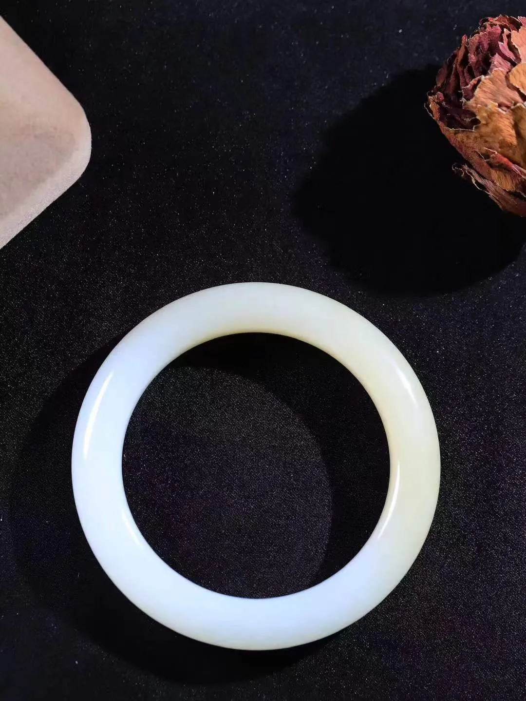 【情有独钟.手镯】

精品和田玉糖白玉手镯 玉质温润细腻 油性十足 手感舒适，高华雅逸，线条流畅，简约大气，美自天成，素雅高贵。佩戴于腕间，婉约之美，举手投足间透出那低调奢华。重61克 内径56.5mm 尺寸11.3-10.5mm   FDA-791142451