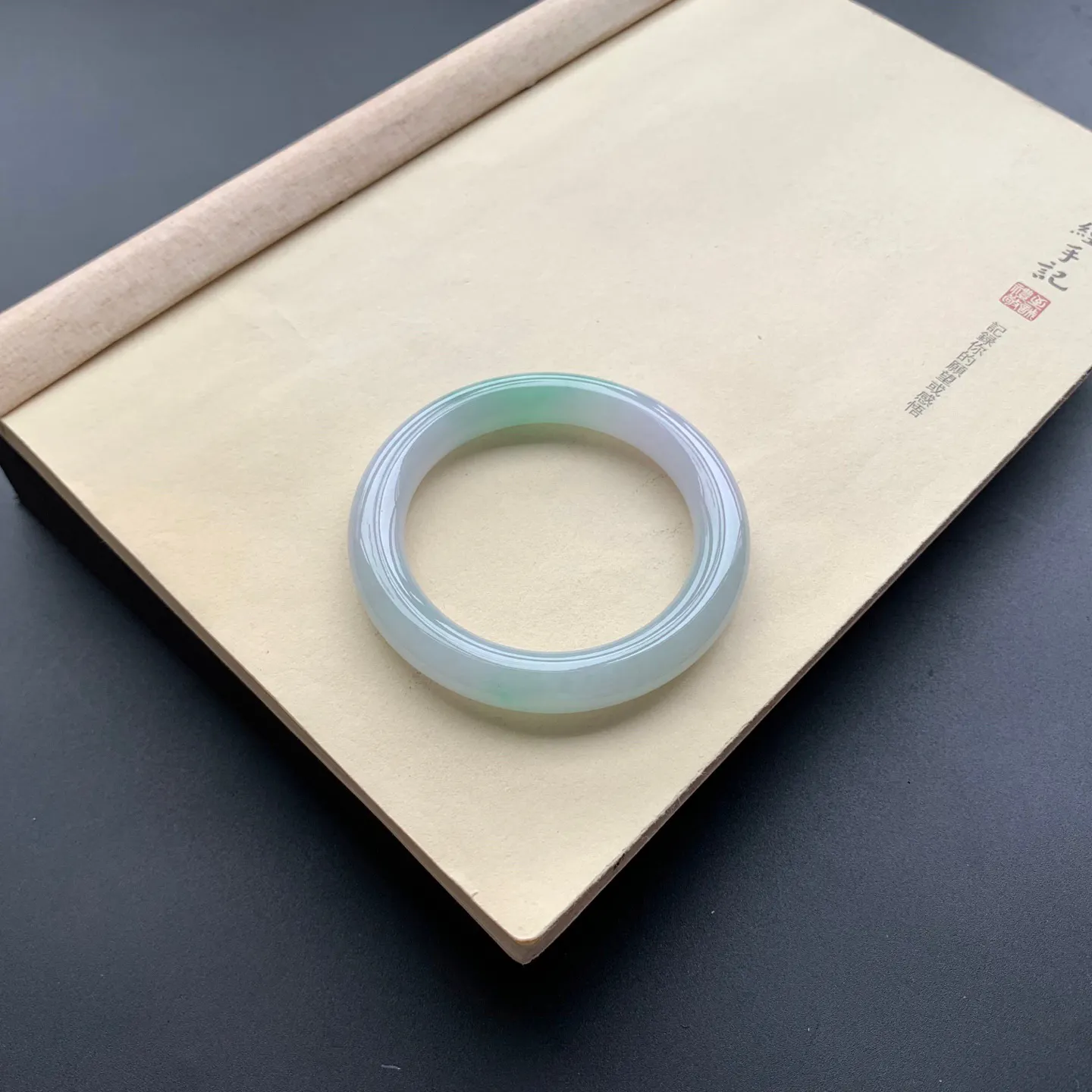 57圈口飘绿圆条手镯 尺寸：57-10.2-10.8，无纹裂，细腻釉洁，色泽靓丽