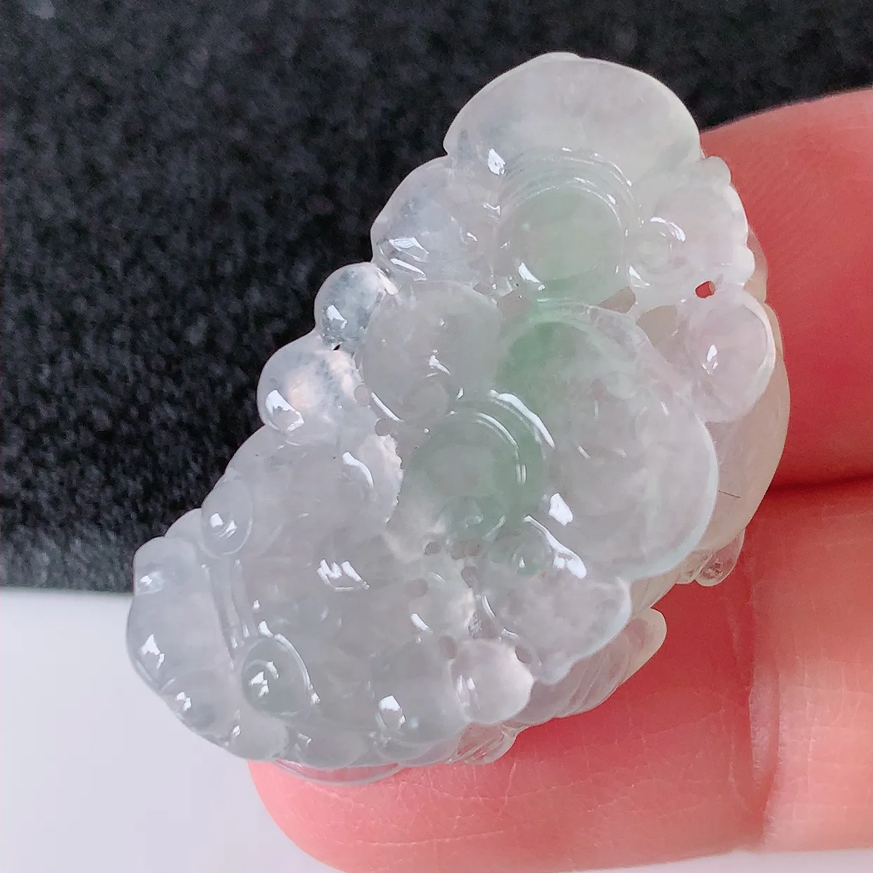 自然光实拍，冰种翡翠招财貔貅吊坠，民间有“一摸貔貅运程旺盛，再摸貔貅财运滚滚，三摸貔貅平步青云 ”的美好祝愿。#01.22