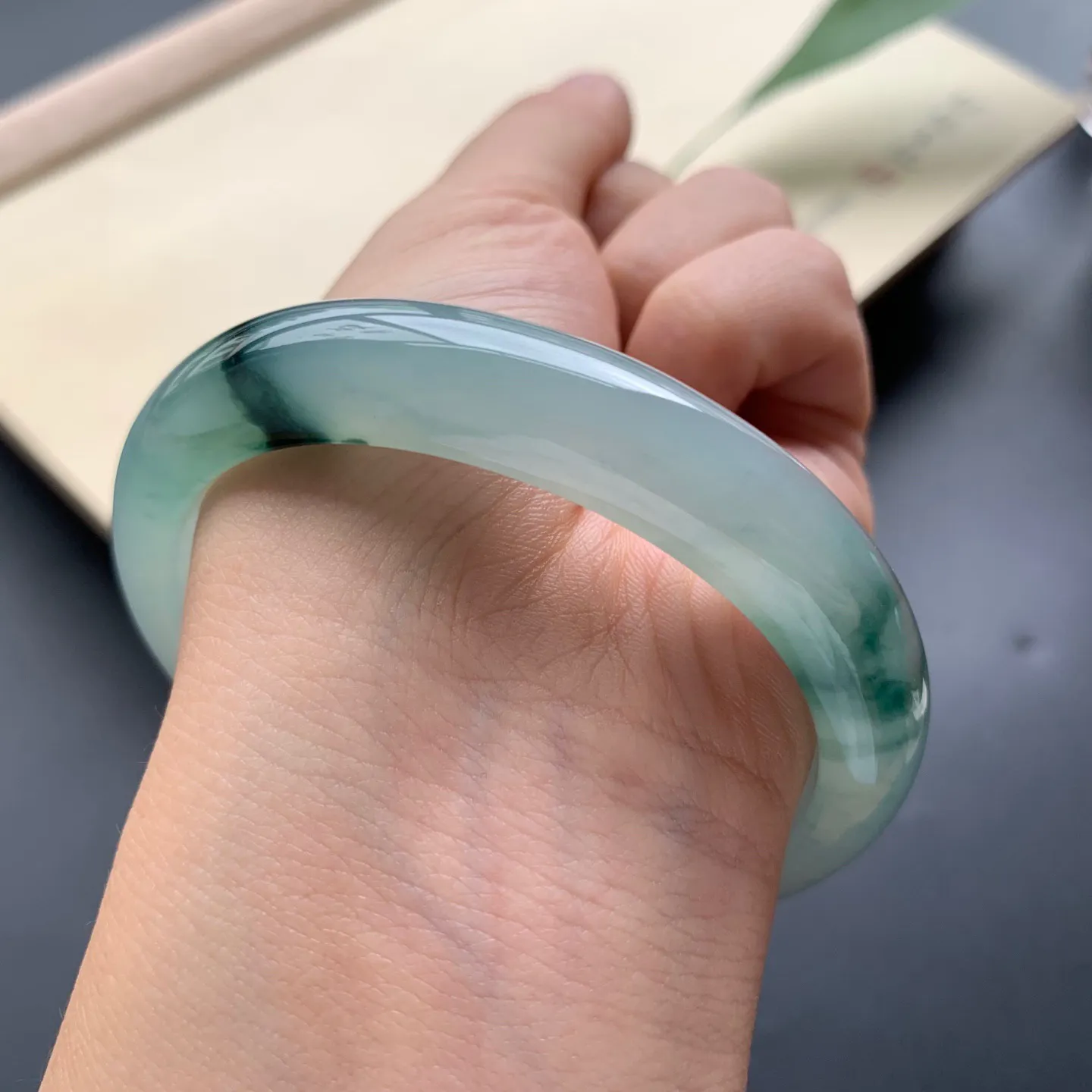 55圈口冰飘花贵妃手镯 尺寸：55-47-12.3-8，细腻起胶，花色浓郁