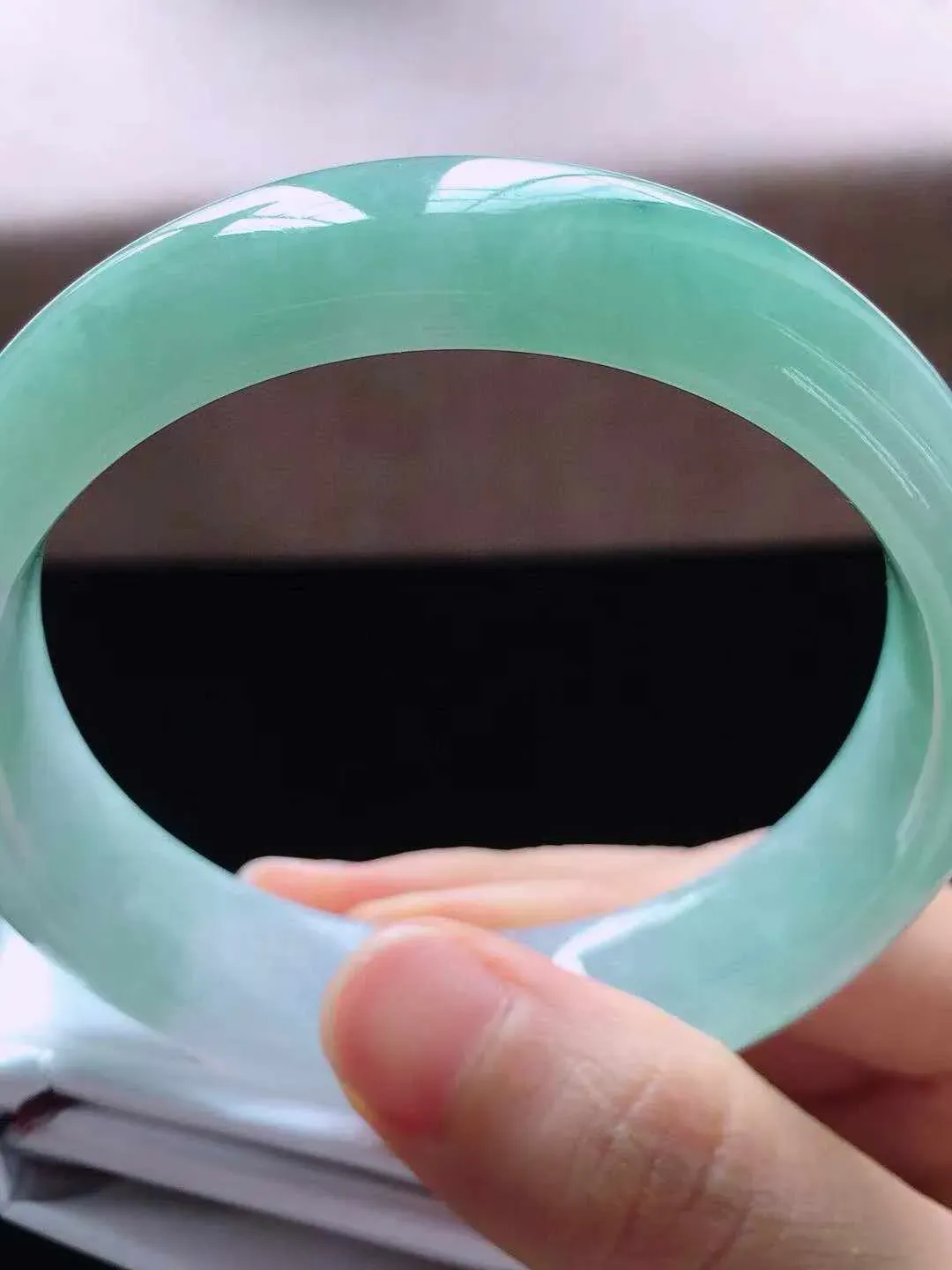 【翡翠名称】老种冰飘绿59.3正圈口翡翠手镯
【翡翠尺寸】59.3*15.8*7.5mm适合58-6