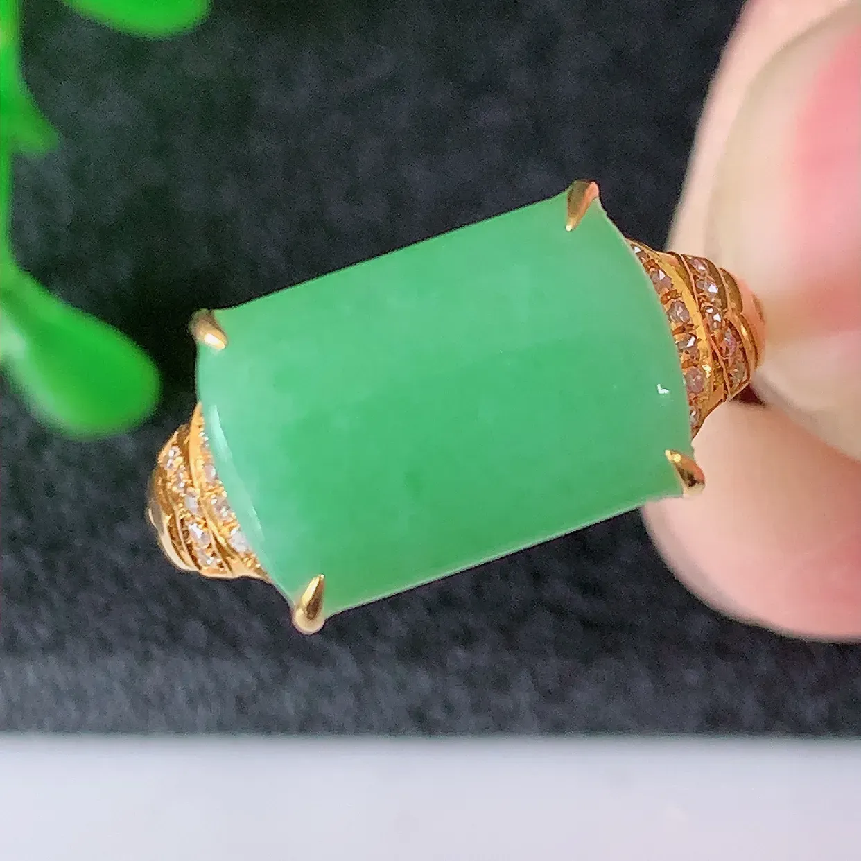 自然光实拍 18K金精工镶嵌翡翠满绿马鞍戒指，玉质细腻，翡翠色泽均匀，艳丽饱满，款式高贵大气，15圈口，上手亮眼，#83.22戒指整体17.5*22*5裸石12.5*8