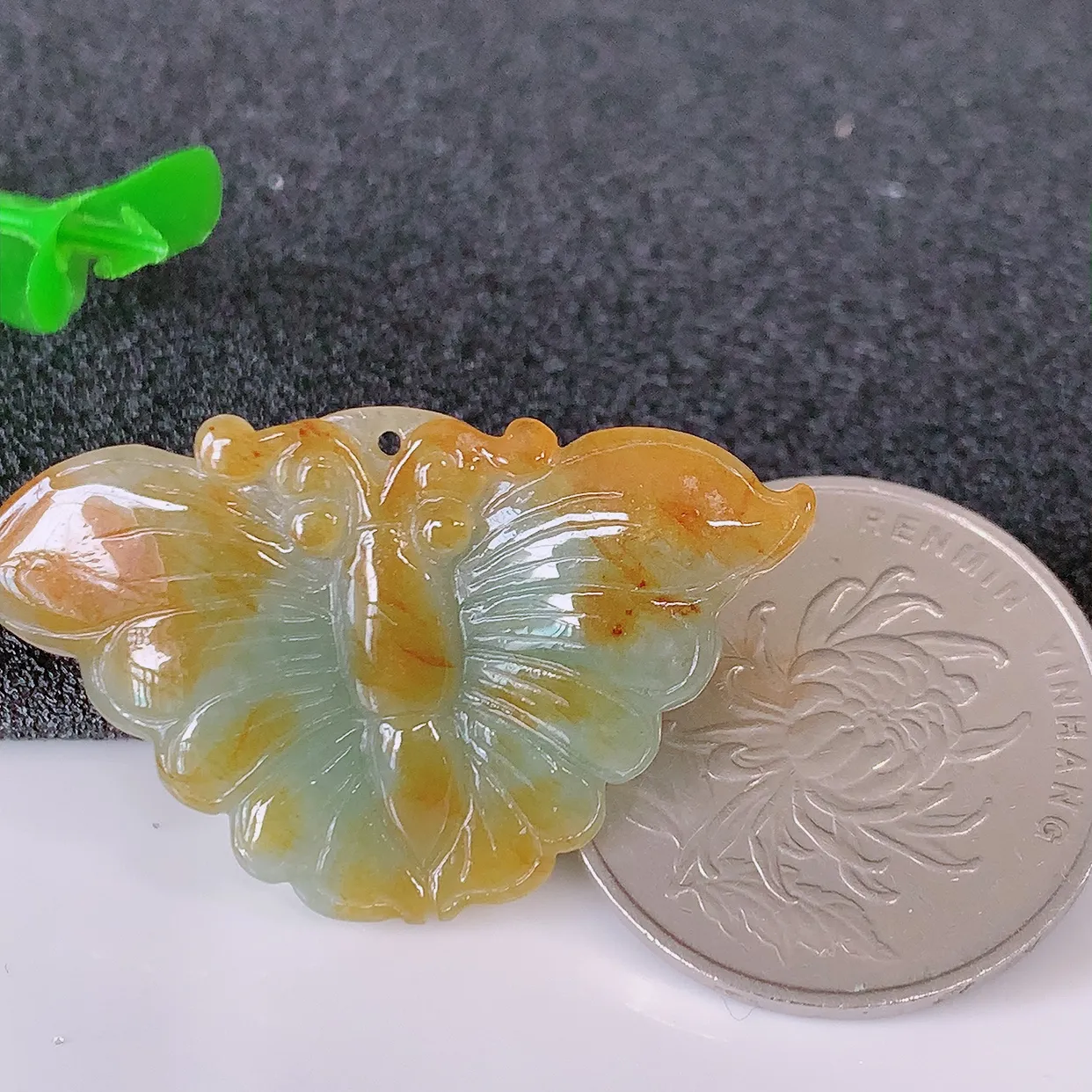 自然光实拍，冰润黄翡双彩翡翠蝴蝶吊坠，翠色灵动，种老水足，寓意好，品相佳， 佩戴佳品！#35.28
