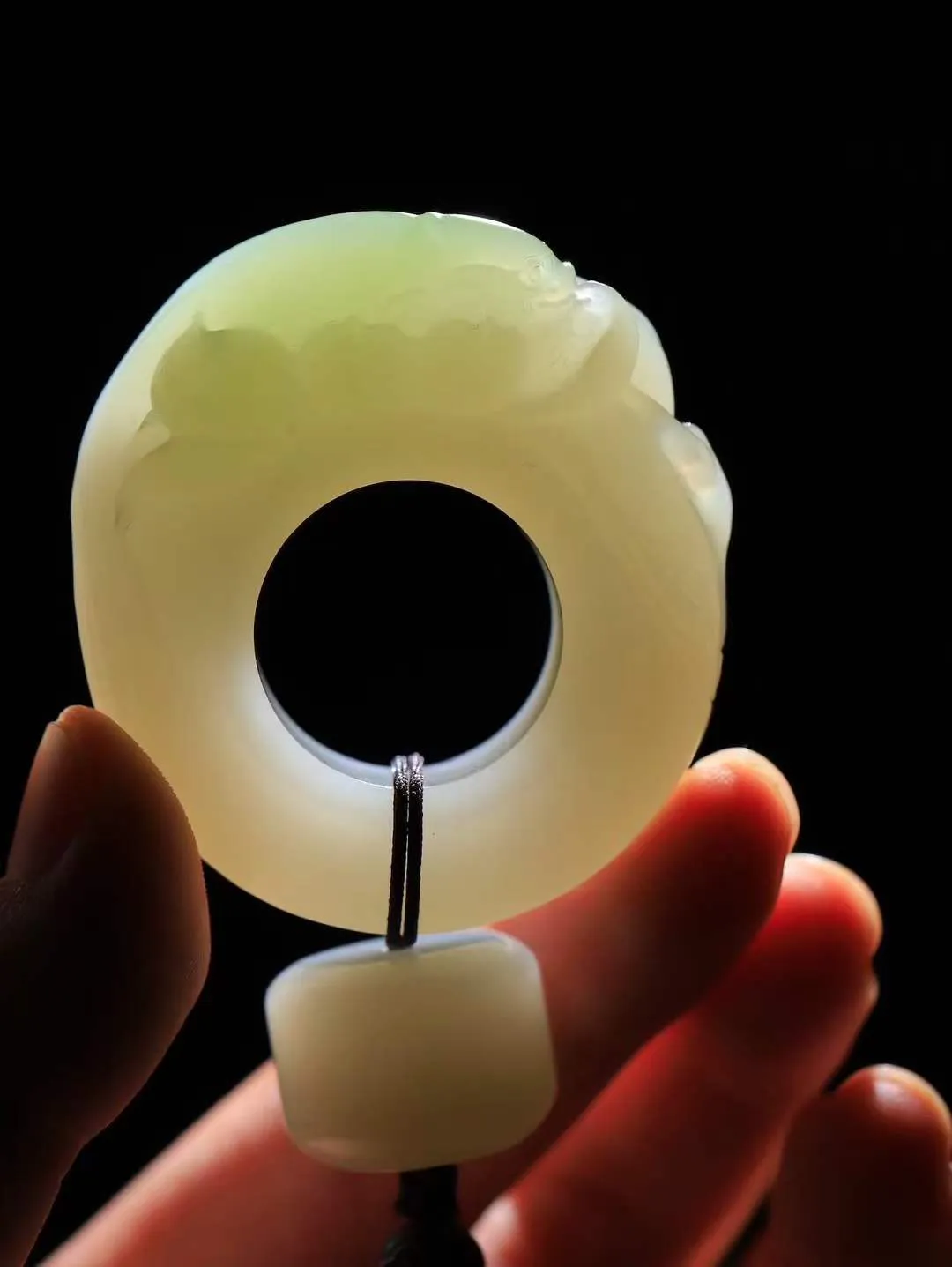 （莲年有鱼.扳指）

精品和田玉翠青连年有余扳指，质地温润滋腻，手感佳，精雕莲花，细致入微，线条柔和自然。池清疑水浅,莲动知鱼散，细作清幽莲花，日月散淡，极具灵气，画面和谐美好，寓意一品清廉，连年有余。
重87.5克  尺寸22.2-14.2-19.5mm   fDA-201142343