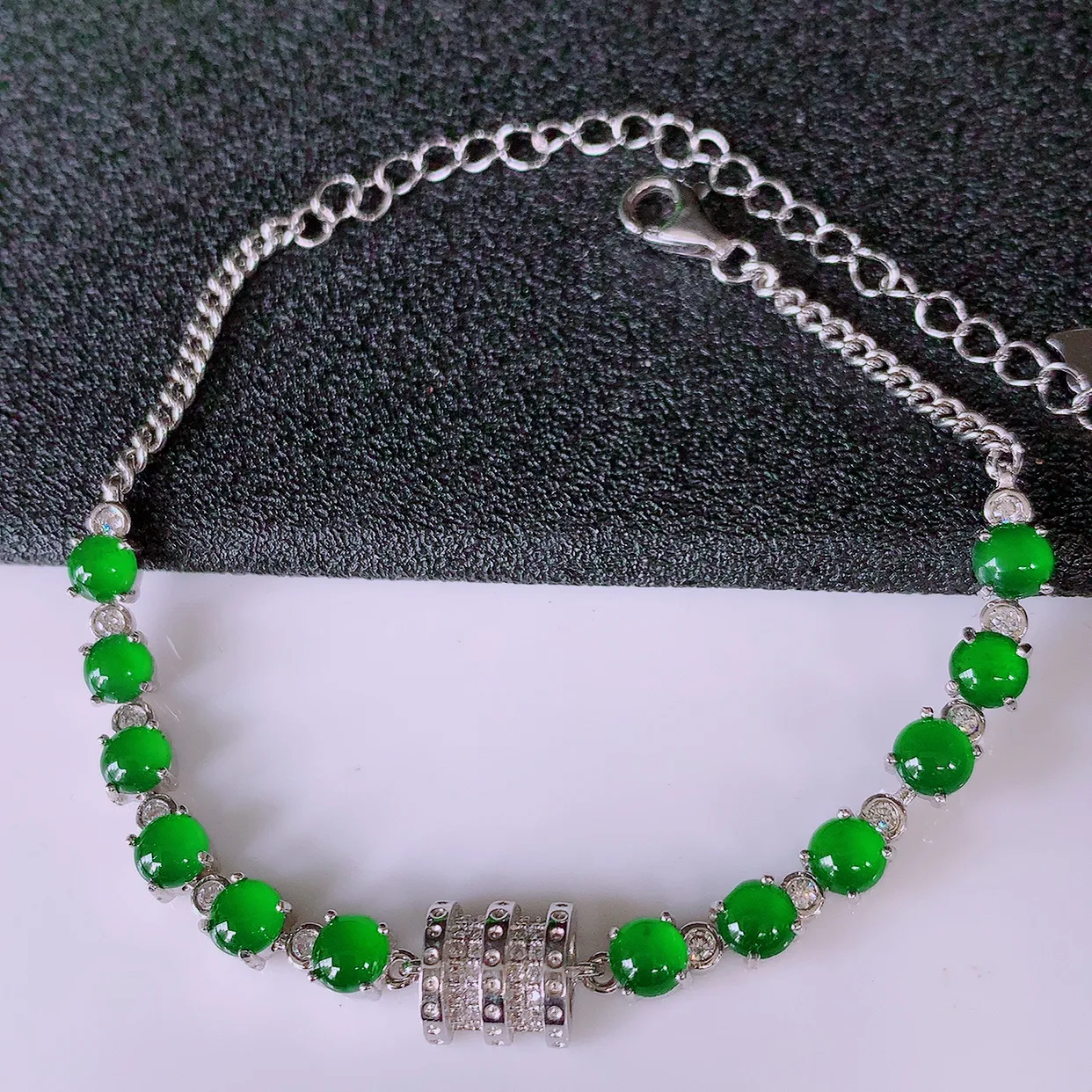 冰透满绿翡翠925银镶嵌手链，自然光实拍，翠色灵动，颜色漂亮，种老水足，品相佳，佩戴佳品！#97.20取一整体4.2*4.2-4 裸石4.2*4.2