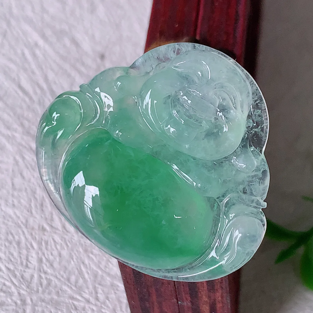 自然光实拍，冰种飘绿翡翠佛公吊坠，玉笑佛，饱满，开脸喜庆，配戴优雅迷人！#02.22