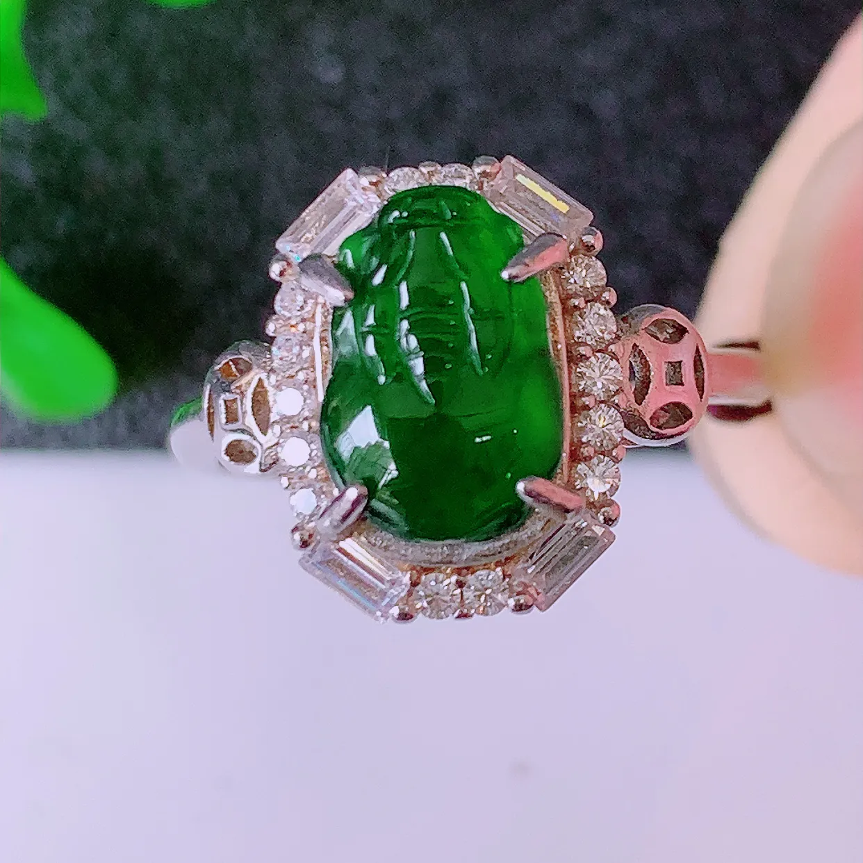 冰透满绿翡翠925银镶嵌貔貅戒指，自然光实拍，翠色灵动，颜色漂亮，种老水足，品相佳，佩戴佳品！#98