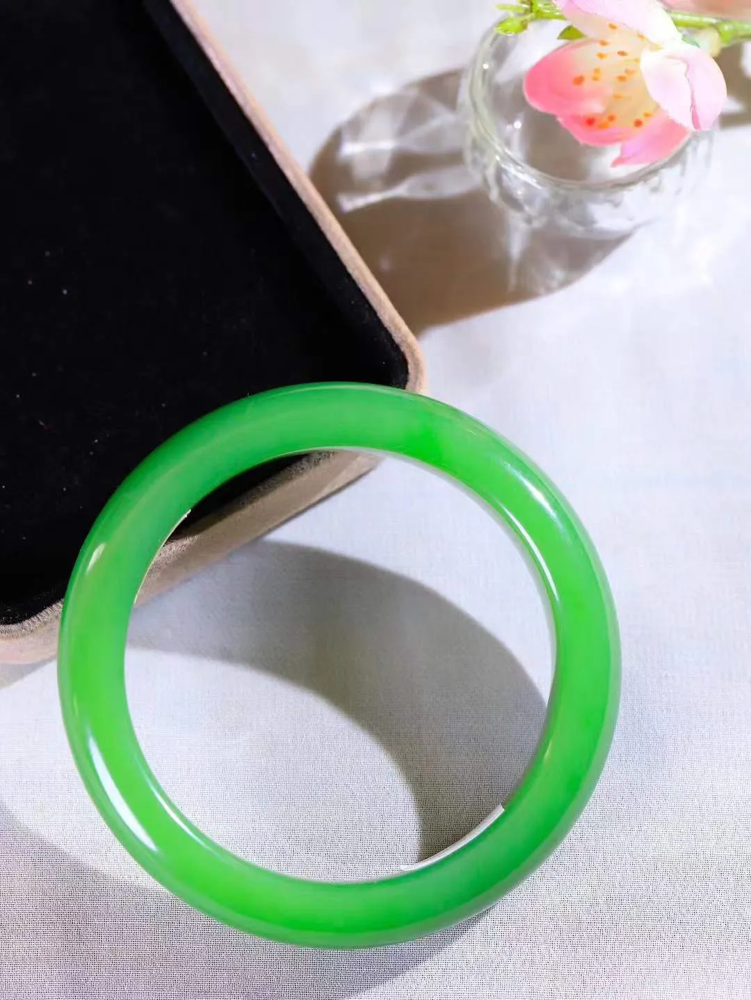 （温柔雅致.手镯）

典藏传家级臻品️和田玉碧玉手镯。镯型饱满，温润细腻，脂润沁香。️执一卷书，沏一盏茶，着一袭裙，戴一只镯。淡淡浅笺，素心若兰，静赏玉中诗画。悠悠岁月，芊手轻摘，盛满诗样芳华。重72.3克   尺寸60.5-9.7-13.6mm    FDA-321102400