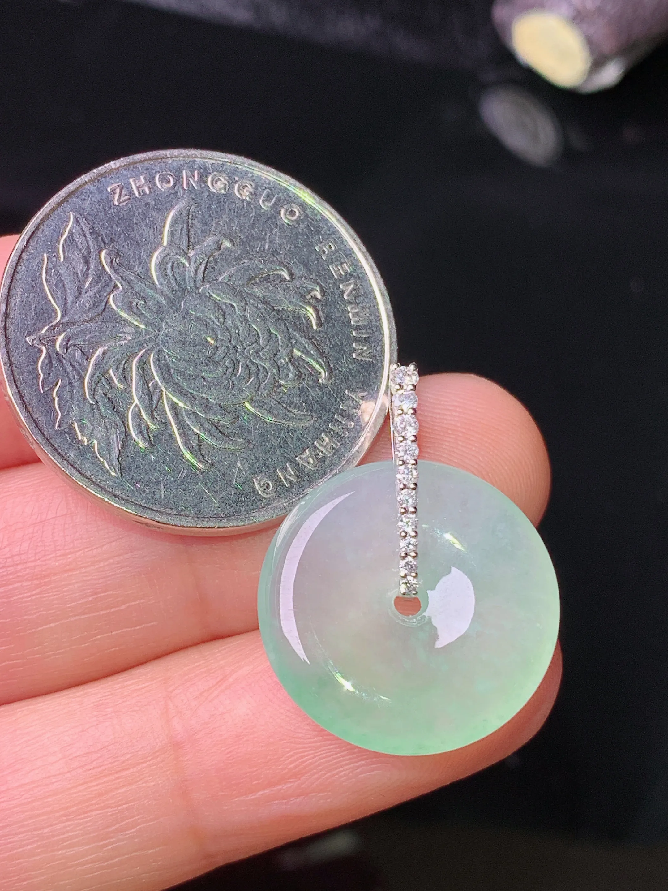 18k金钻镶嵌飘绿平安扣吊坠 玉质细腻 色泽清新艳丽 整体尺寸23.2*17.6*4