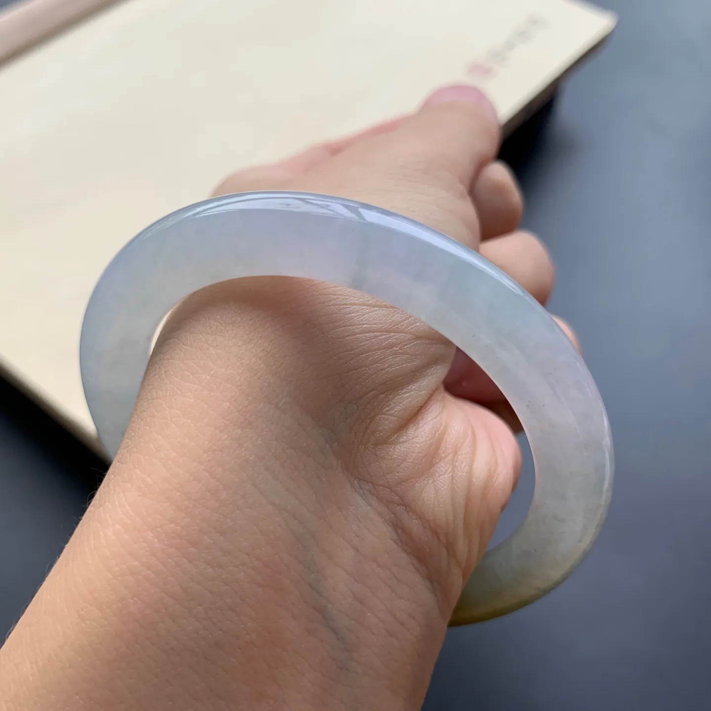 53.6圈口冰飘黄翡圆条手镯 尺寸：53.6-8.8，水润起胶，条形饱满