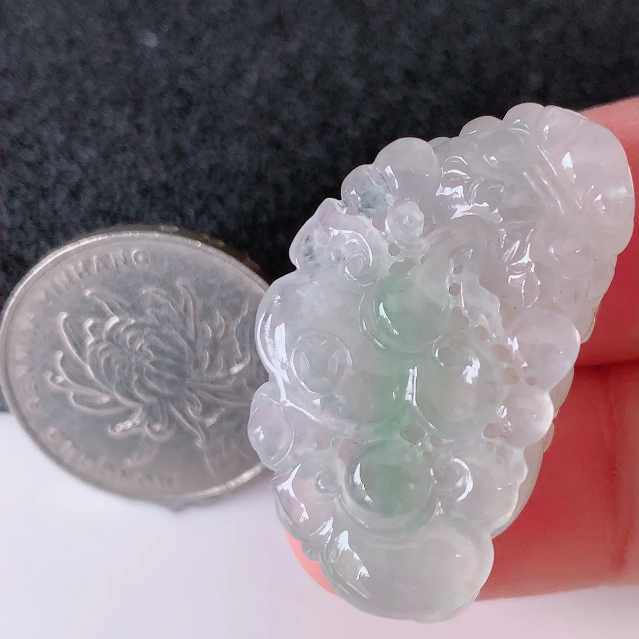 自然光实拍，冰种翡翠招财貔貅吊坠，民间有“一摸貔貅运程旺盛，再摸貔貅财运滚滚，三摸貔貅平步青云 ”的美好祝愿。#01.22