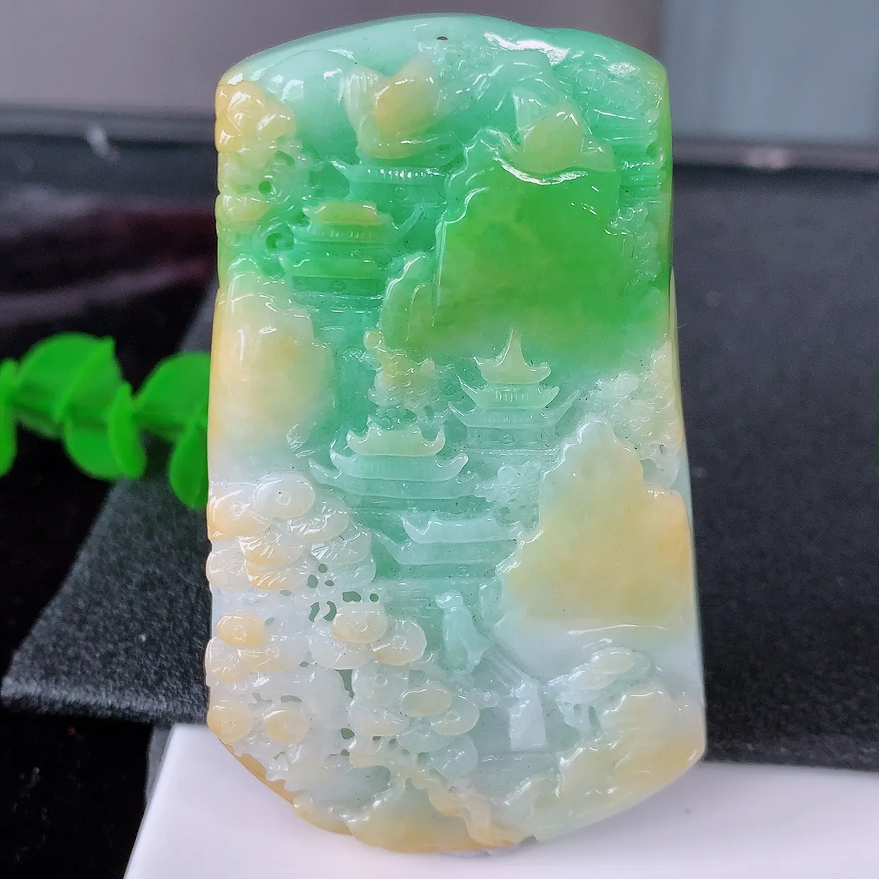 自然光实拍，特色黄加绿翡翠山水牌吊坠，寓意“常青、背靠大山、水（财）长流、平安之意”生机盎然的翠意，一眼既心醉，雕工精致， 佩戴效果优雅迷人！#97.20