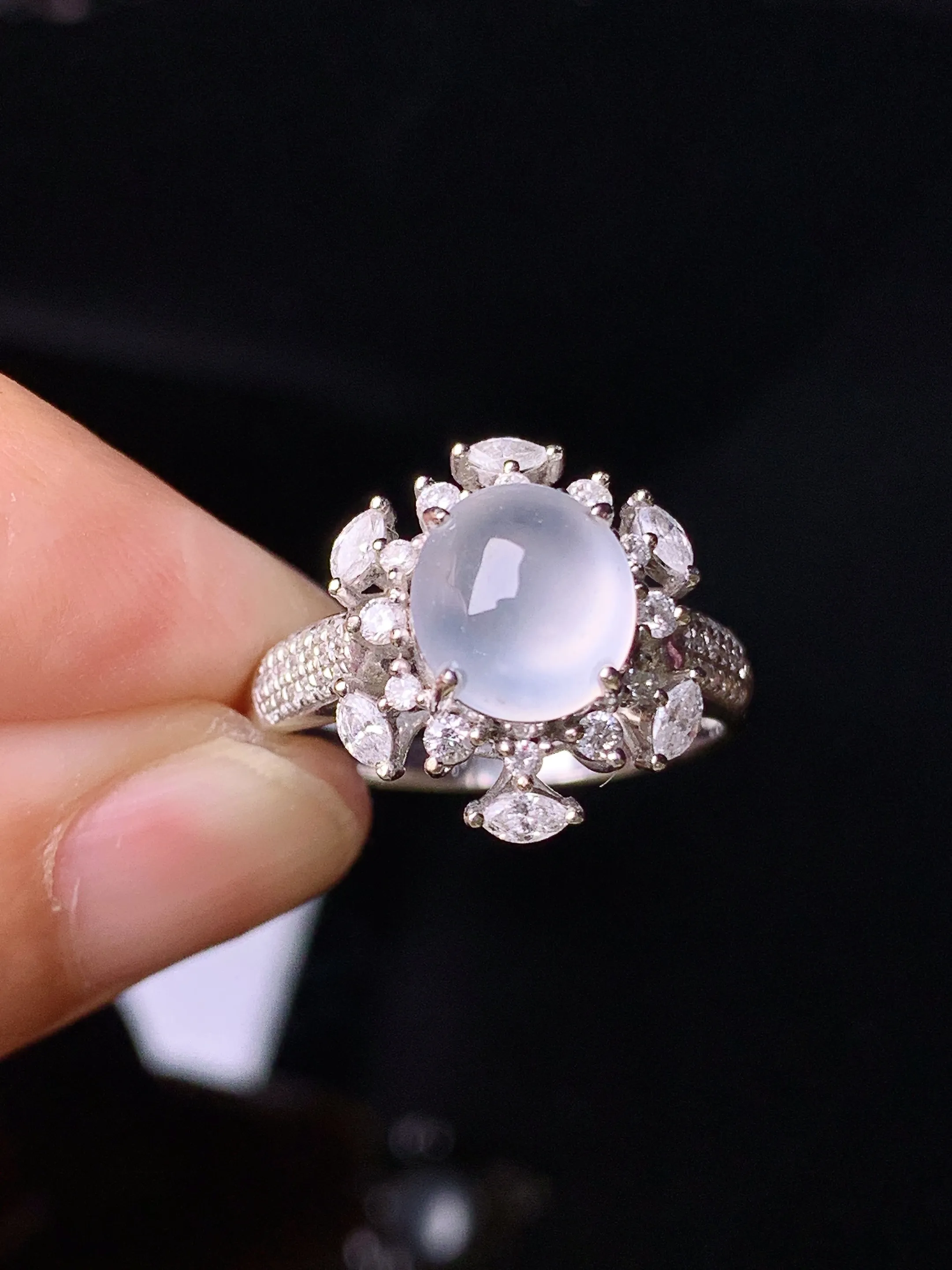 18k金钻镶嵌冰种蛋面戒指 玉质细腻 色泽清新艳丽 圈口14 整体尺寸14.3*12.7*9