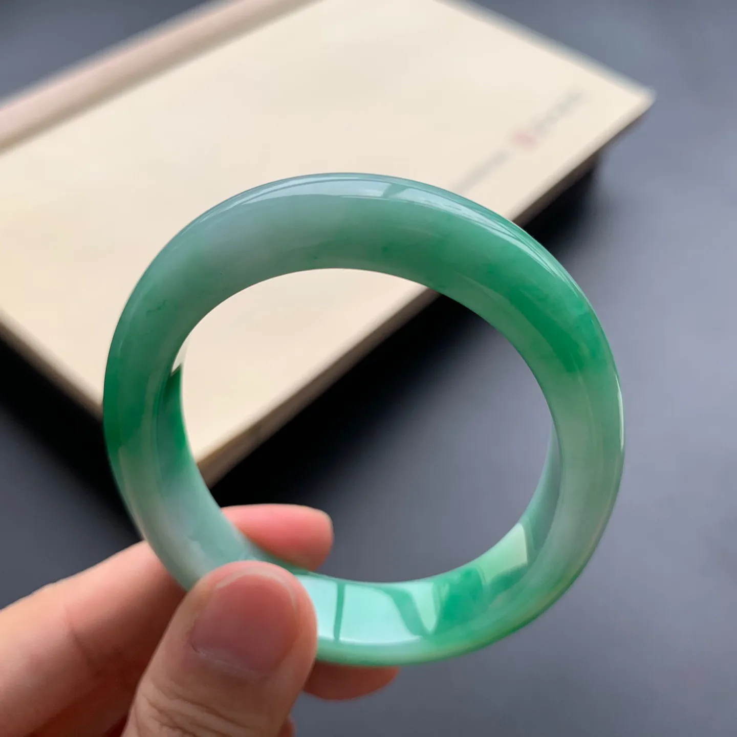 54.2圈口辣绿贵妃手镯 尺寸：54.2-45.3-11.2-7.5，无纹裂，细腻光滑，色辣靓丽