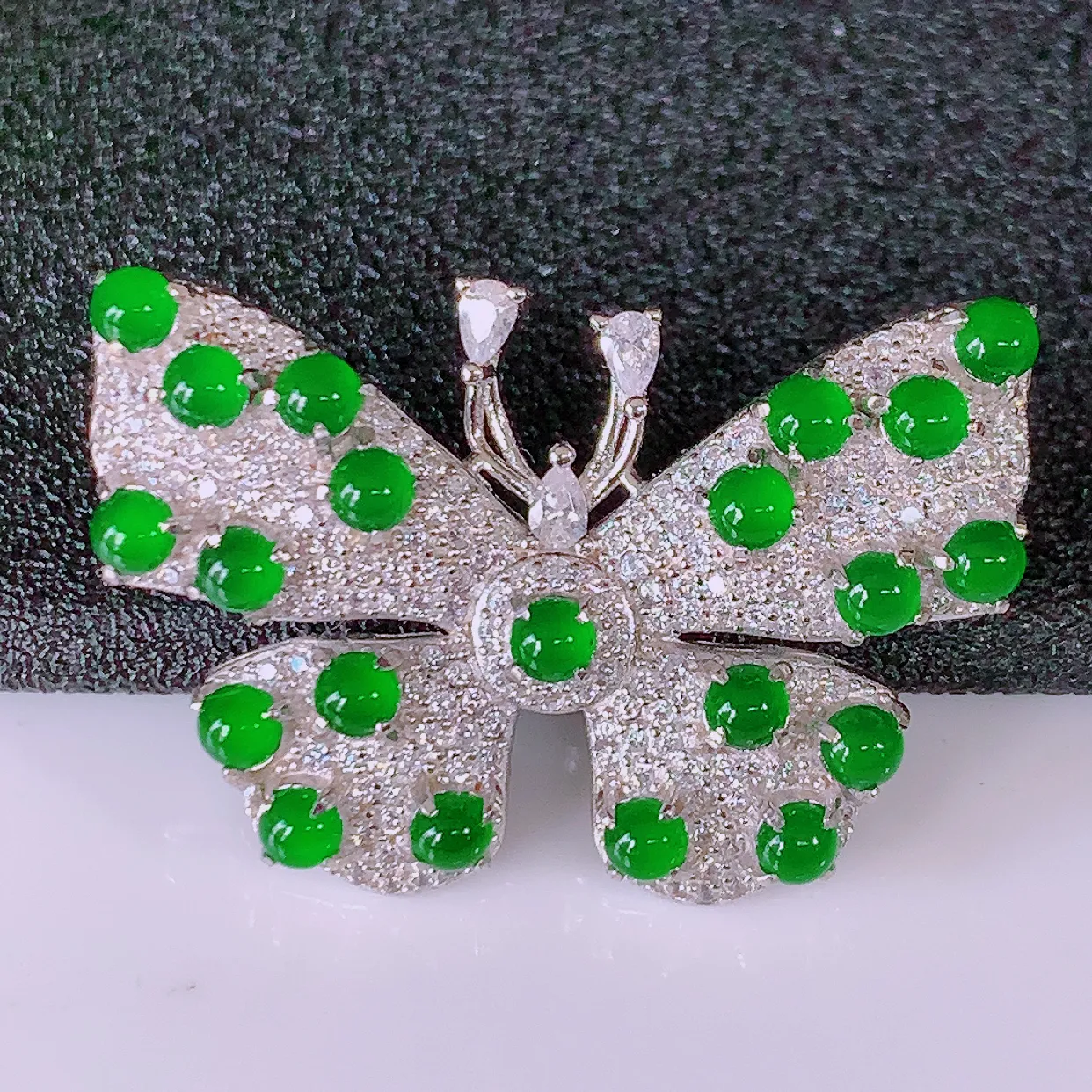 冰透满绿翡翠925银镶嵌蝴蝶胸针，自然光实拍，翠色灵动，颜色漂亮，种老水足，品相佳，佩戴佳品！#97.20整体33*22.5*8.8 裸石2.6*2.6