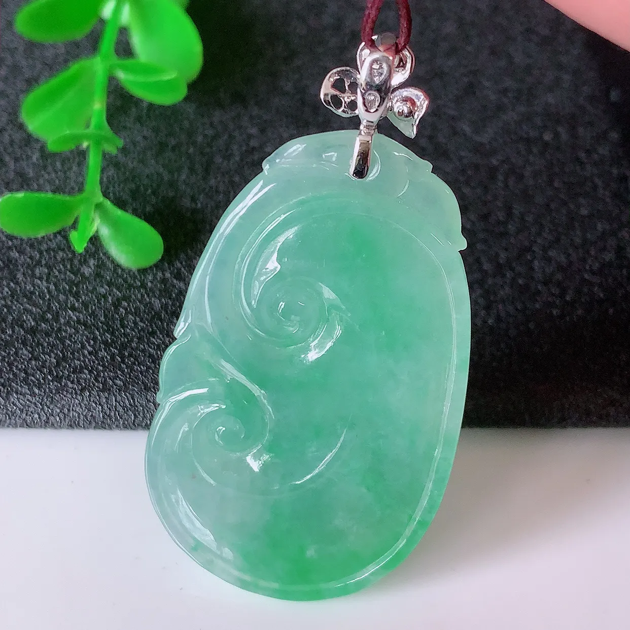 自然光实拍，18k金镶嵌冰飘绿翡翠如意吊坠，寓意顺心如意，事事如意，吉祥如意，细腻饱满，色泽鲜艳，称心如意佩戴优雅时尚！#83.22整体47裸裸39*23.8*5.6