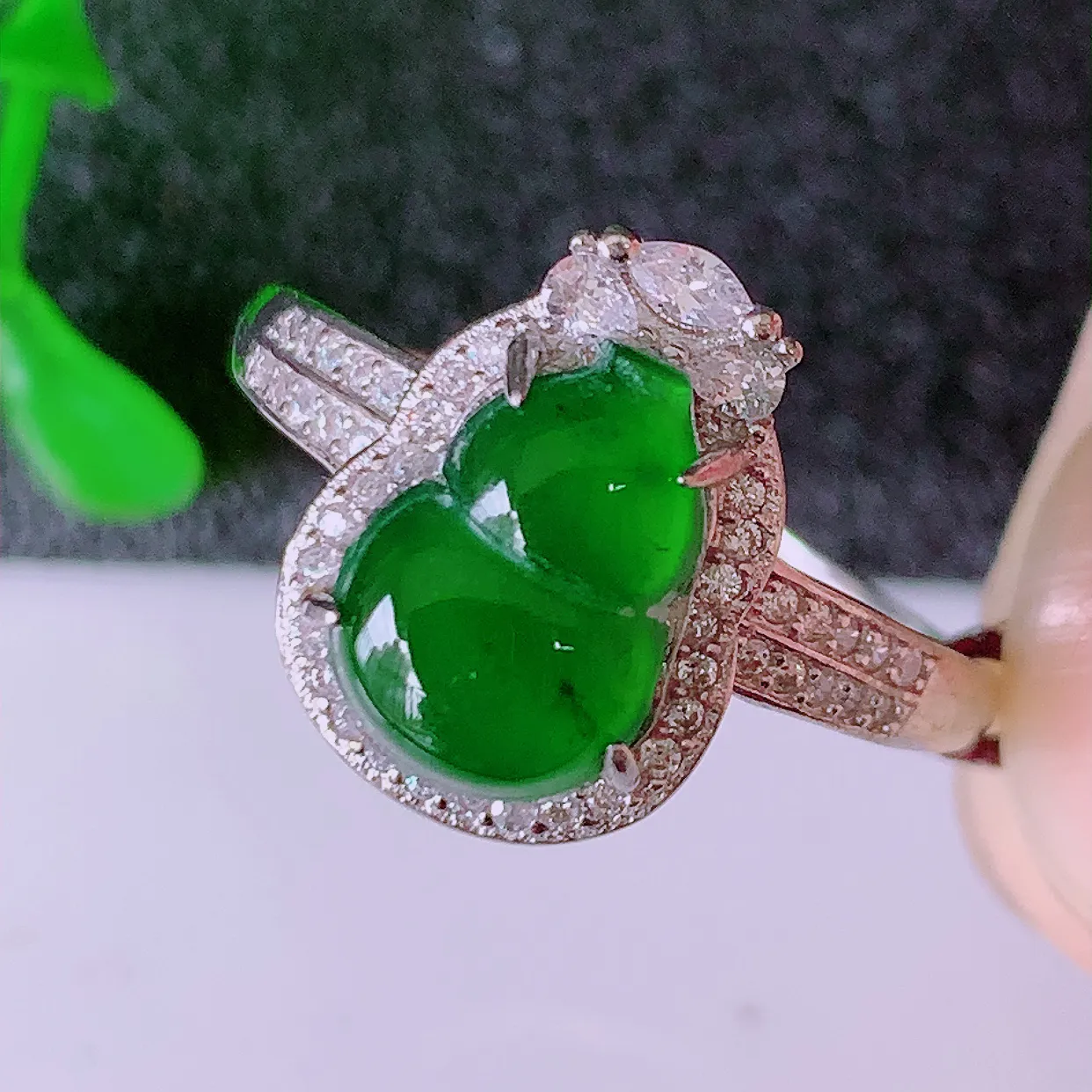 冰透满绿翡翠925银镶嵌葫芦戒指，自然光实拍，翠色灵动，颜色漂亮，种老水足，品相佳，佩戴佳品！#98
