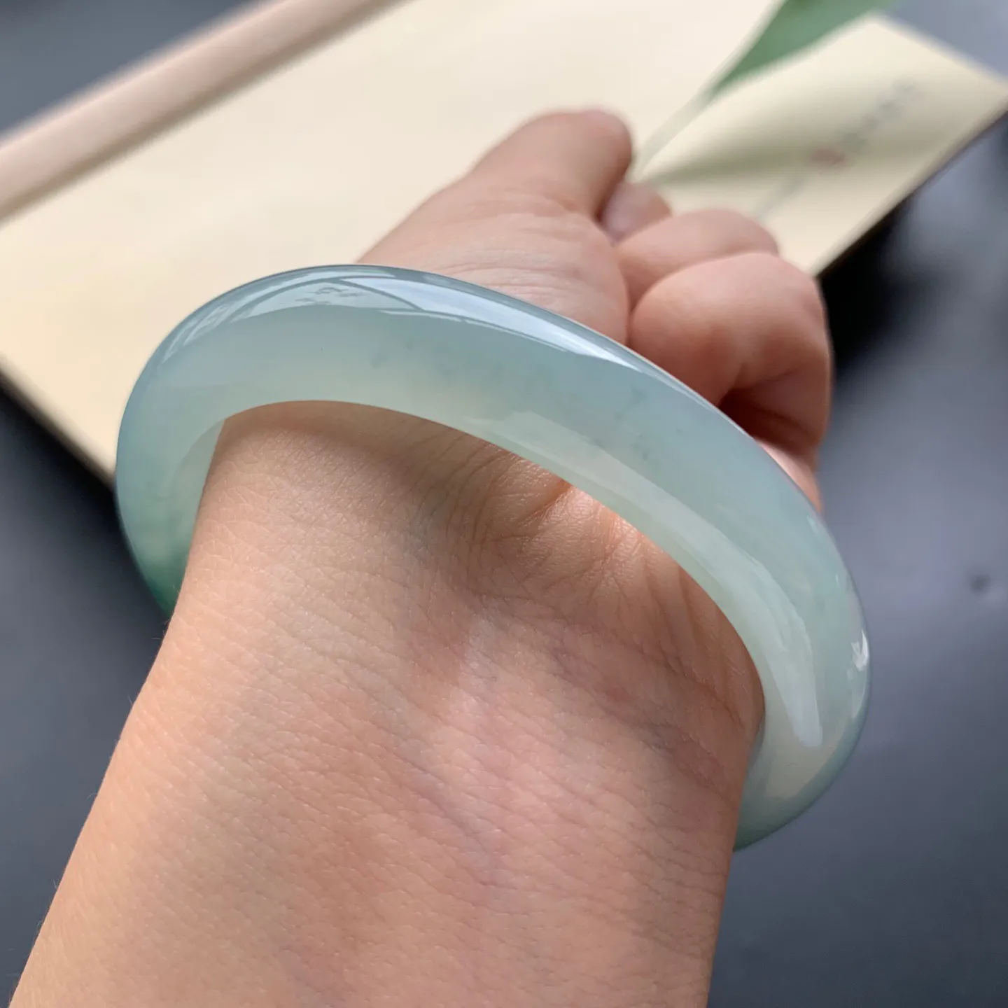 55圈口冰飘花贵妃手镯 尺寸：55-47-12.3-8，细腻起胶，花色浓郁