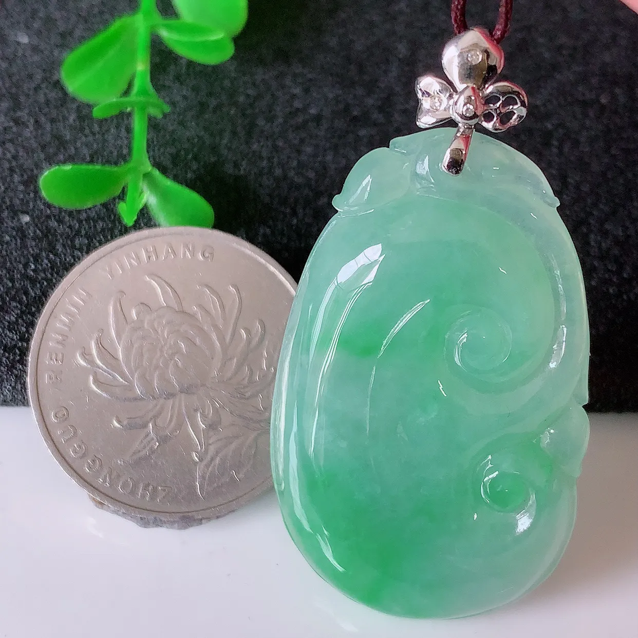 自然光实拍，18k金镶嵌冰飘绿翡翠如意吊坠，寓意顺心如意，事事如意，吉祥如意，细腻饱满，色泽鲜艳，称心如意佩戴优雅时尚！#83.22整体47裸裸39*23.8*5.6
