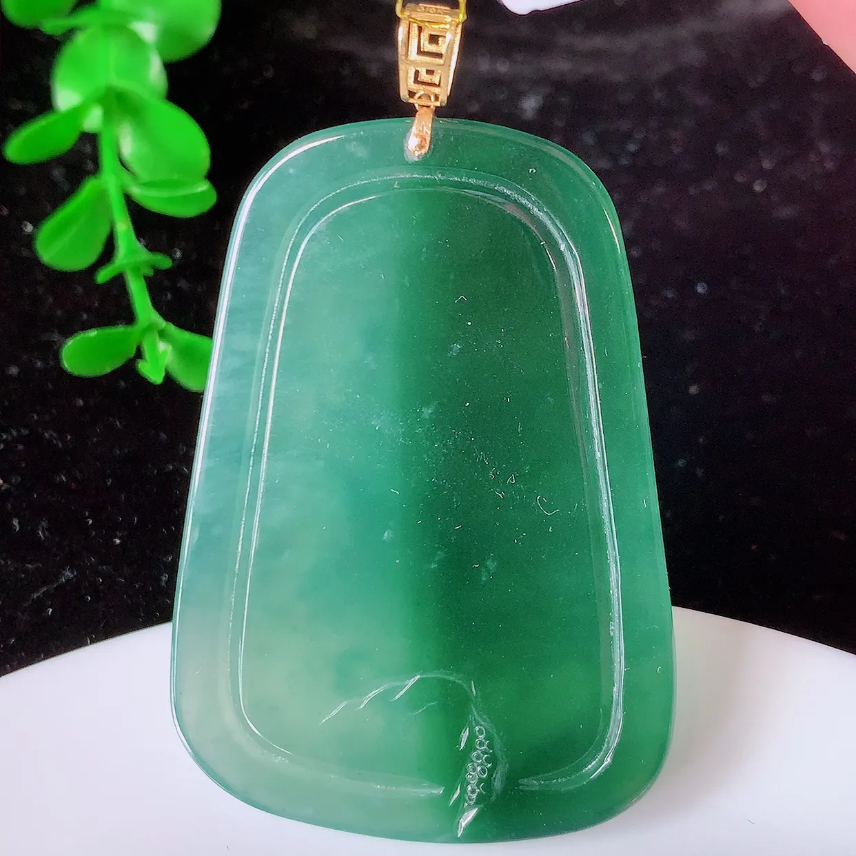 18K金镶嵌冰种飘花翡翠山水牌吊坠，种老水足，雕工精湛 ，寓意美好，佩戴时尚出众！#35.22
