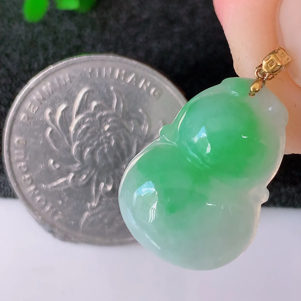 18K金镶嵌冰润飘绿翡翠葫芦吊坠，葫芦寓意福禄双全，财源滚滚，佩戴效果优雅迷人！#49.22