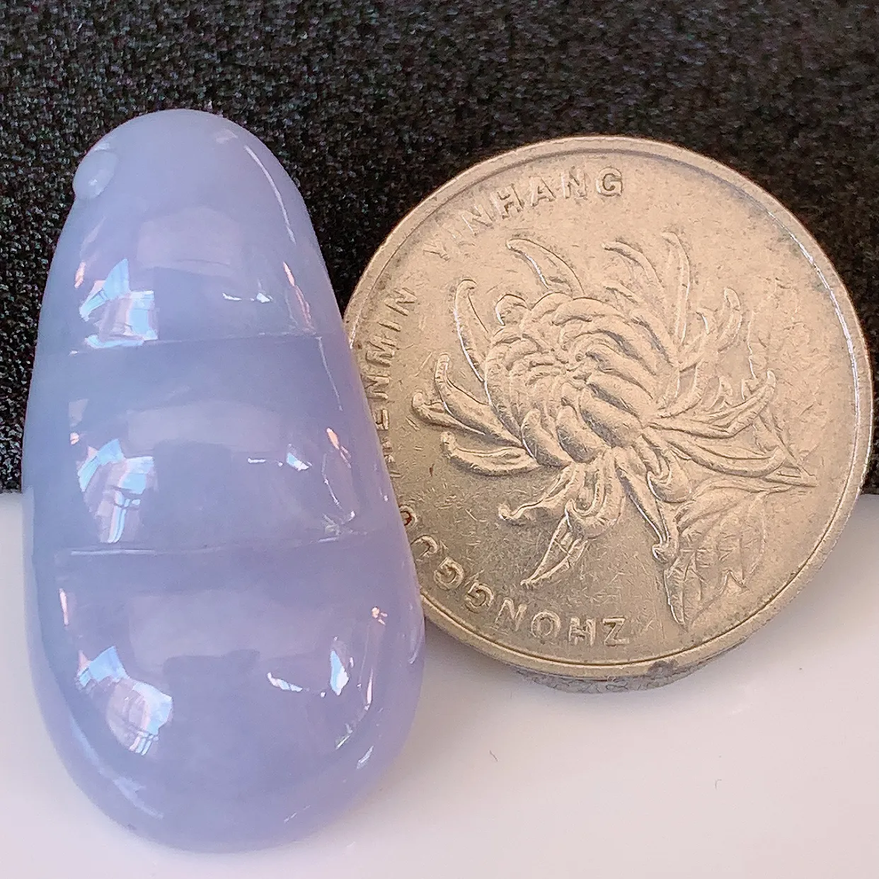 自然光实拍，冰润紫罗兰翡翠福豆吊坠，寓意“四季平安，福气满满”胶感十足，饱满， 佩戴效果优雅迷人！#57.20