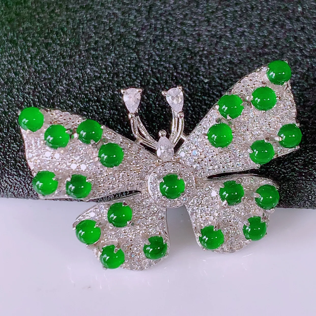 冰透满绿翡翠925银镶嵌蝴蝶胸针，自然光实拍，翠色灵动，颜色漂亮，种老水足，品相佳，佩戴佳品！#97.20整体33*22.5*8.8 裸石2.6*2.6