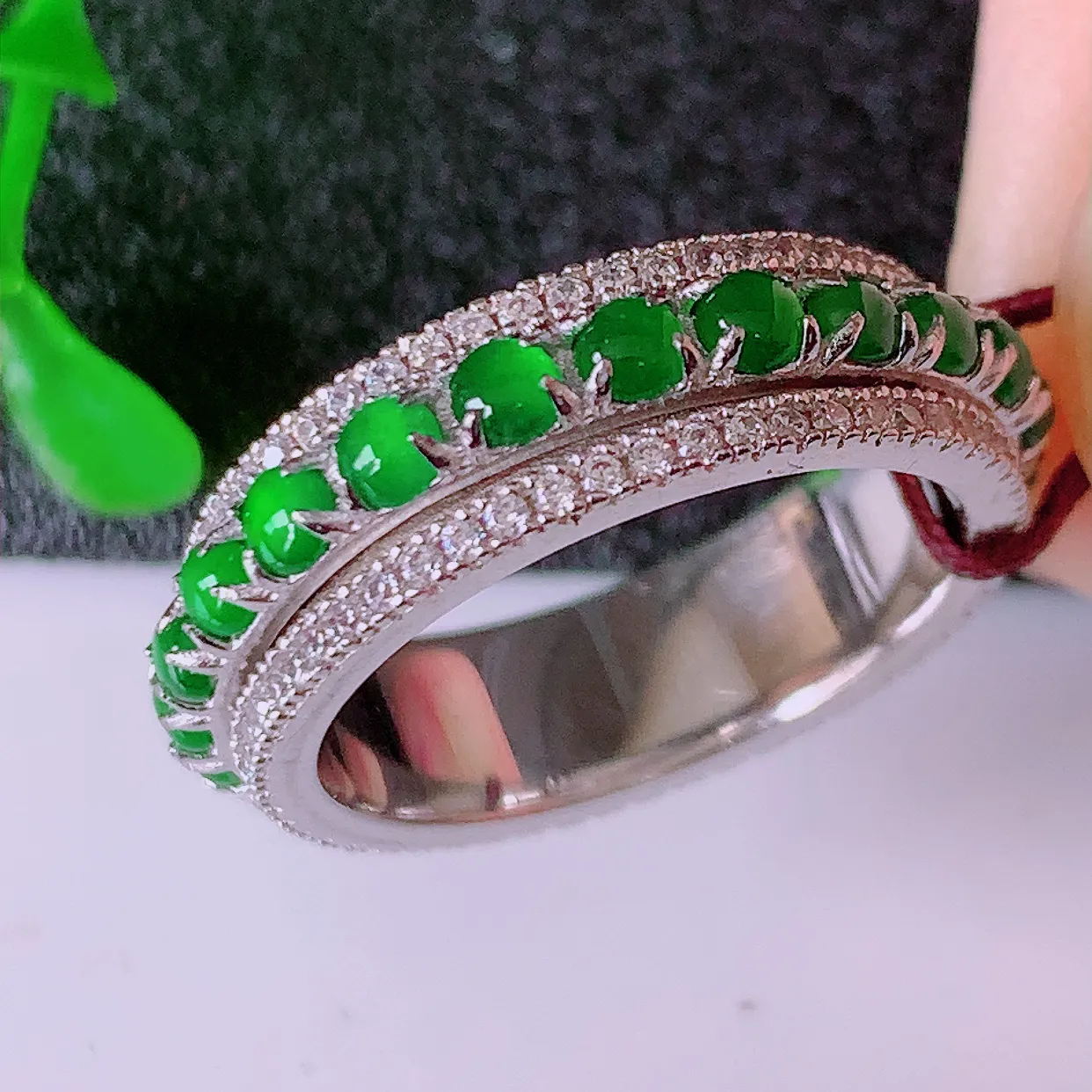 冰透满绿翡翠925银镶嵌时来运转戒指，自然光实拍，翠色灵动，颜色漂亮，种老水足，品相佳，佩戴佳品！#