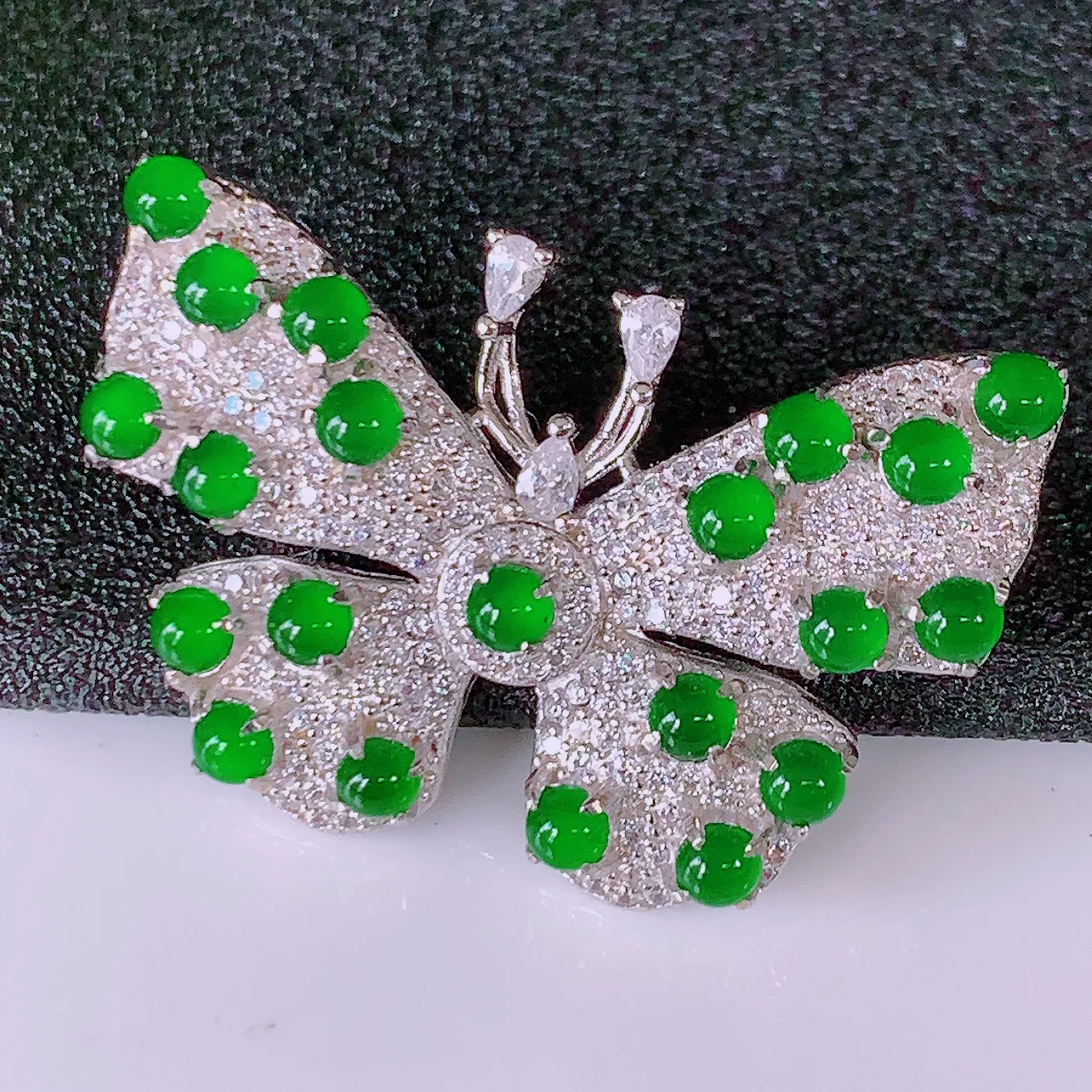 冰透满绿翡翠925银镶嵌蝴蝶胸针，自然光实拍，翠色灵动，颜色漂亮，种老水足，品相佳，佩戴佳品！#97.20整体33*22.5*8.8 裸石2.6*2.6