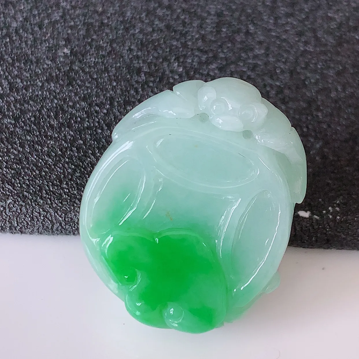 自然光实拍，水润飘绿翡翠招财铜钱吊坠，翠色灵动，玉质细腻，颜色漂亮，品相佳，佩戴佳品！#0522