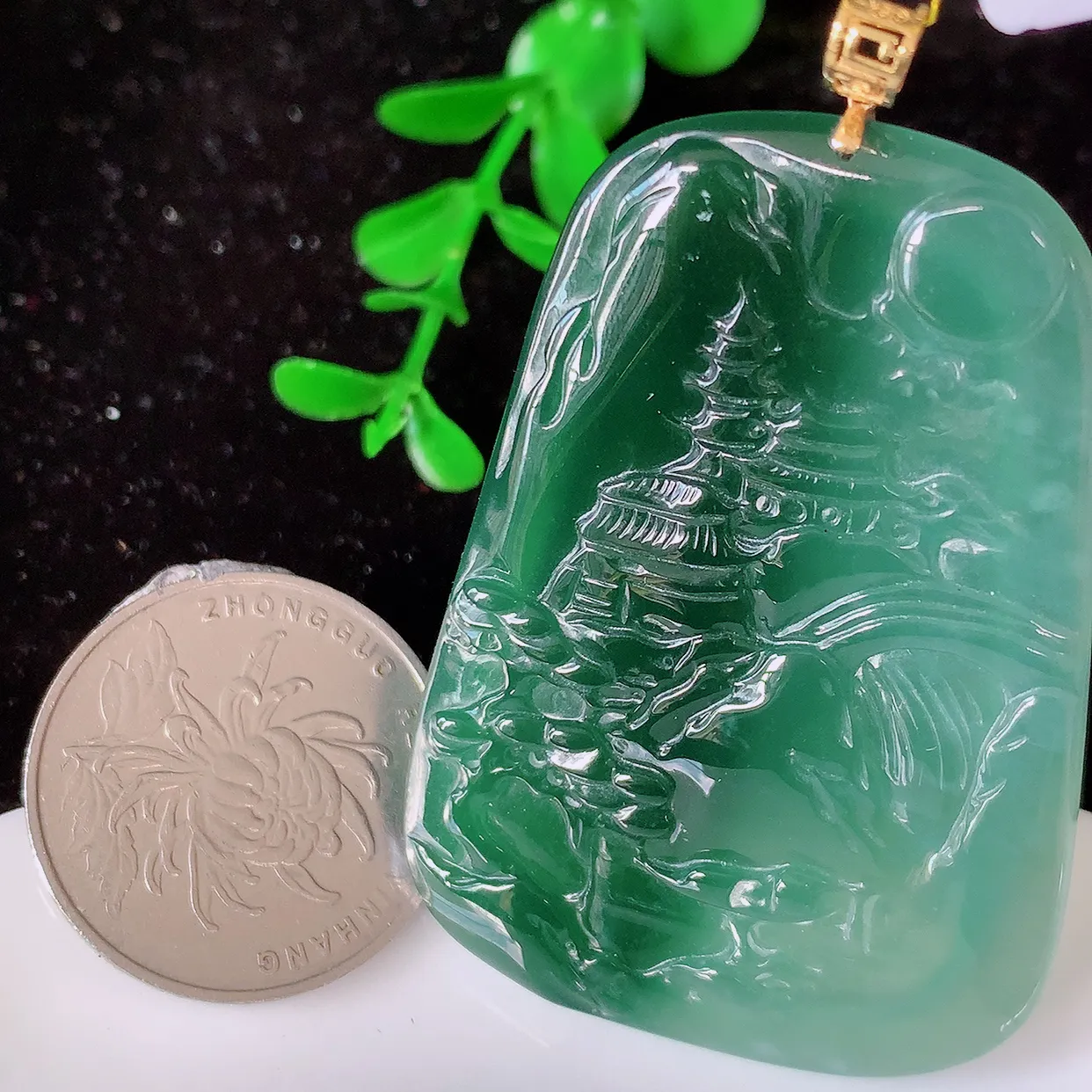 18K金镶嵌冰种飘花翡翠山水牌吊坠，种老水足，雕工精湛 ，寓意美好，佩戴时尚出众！#35.22