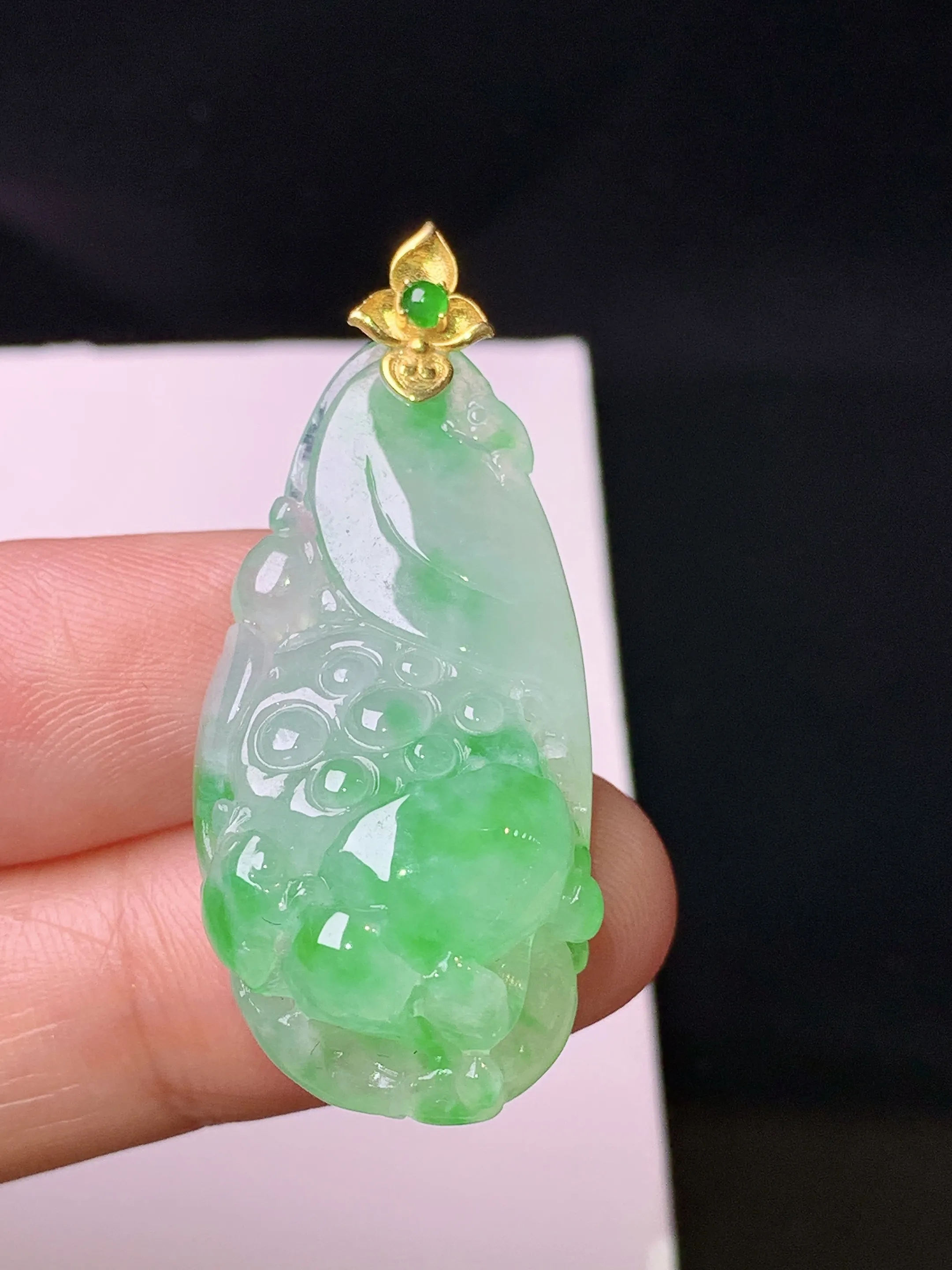 18k金镶嵌飘绿雕花件吊坠 玉质细腻 色泽清新艳丽 整体尺寸40*17.1*10