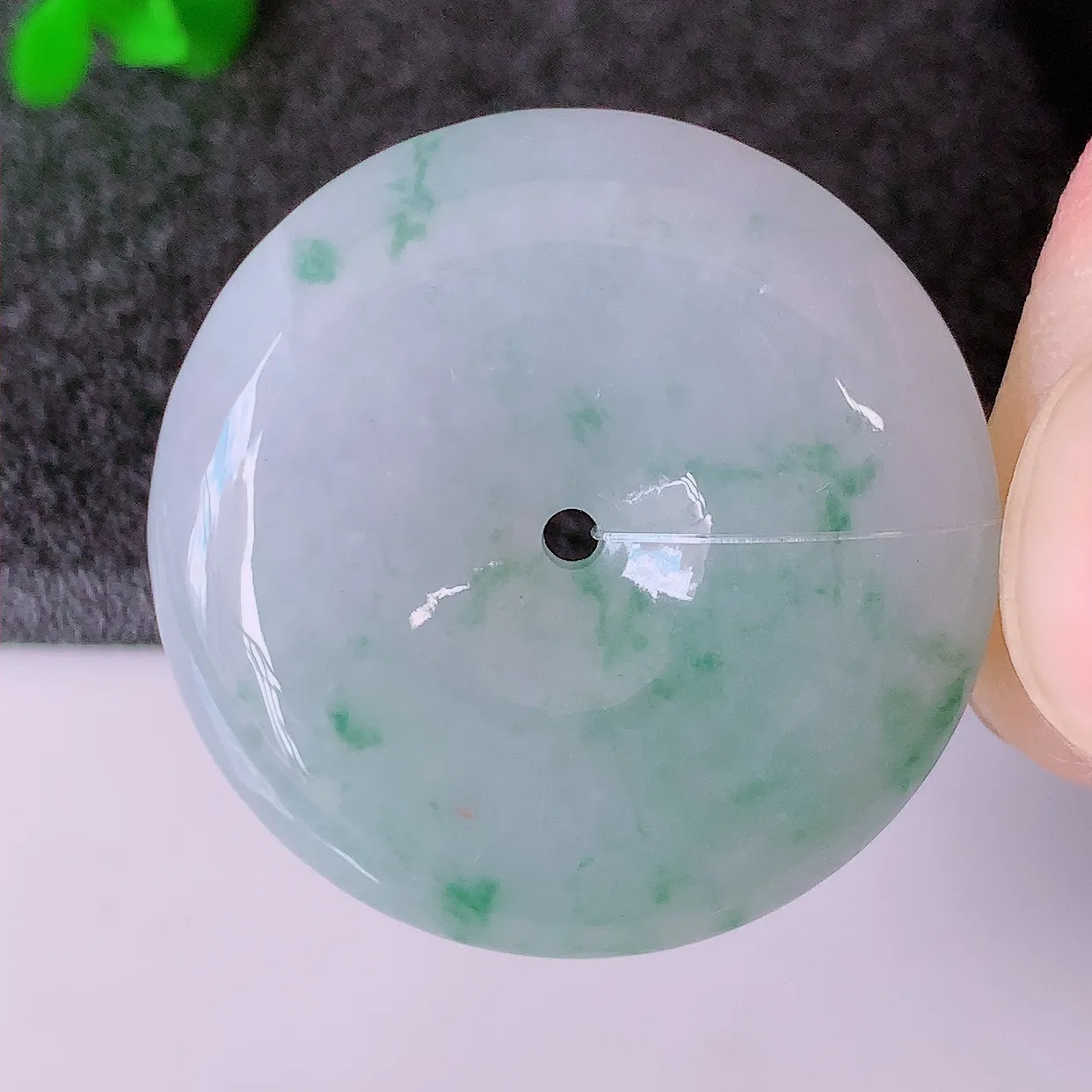 自然光实拍，冰胶飘花翡翠平安扣吊坠，玉扣，平安是福；很美的料子，平安扣佩戴优雅迷人！#49.22