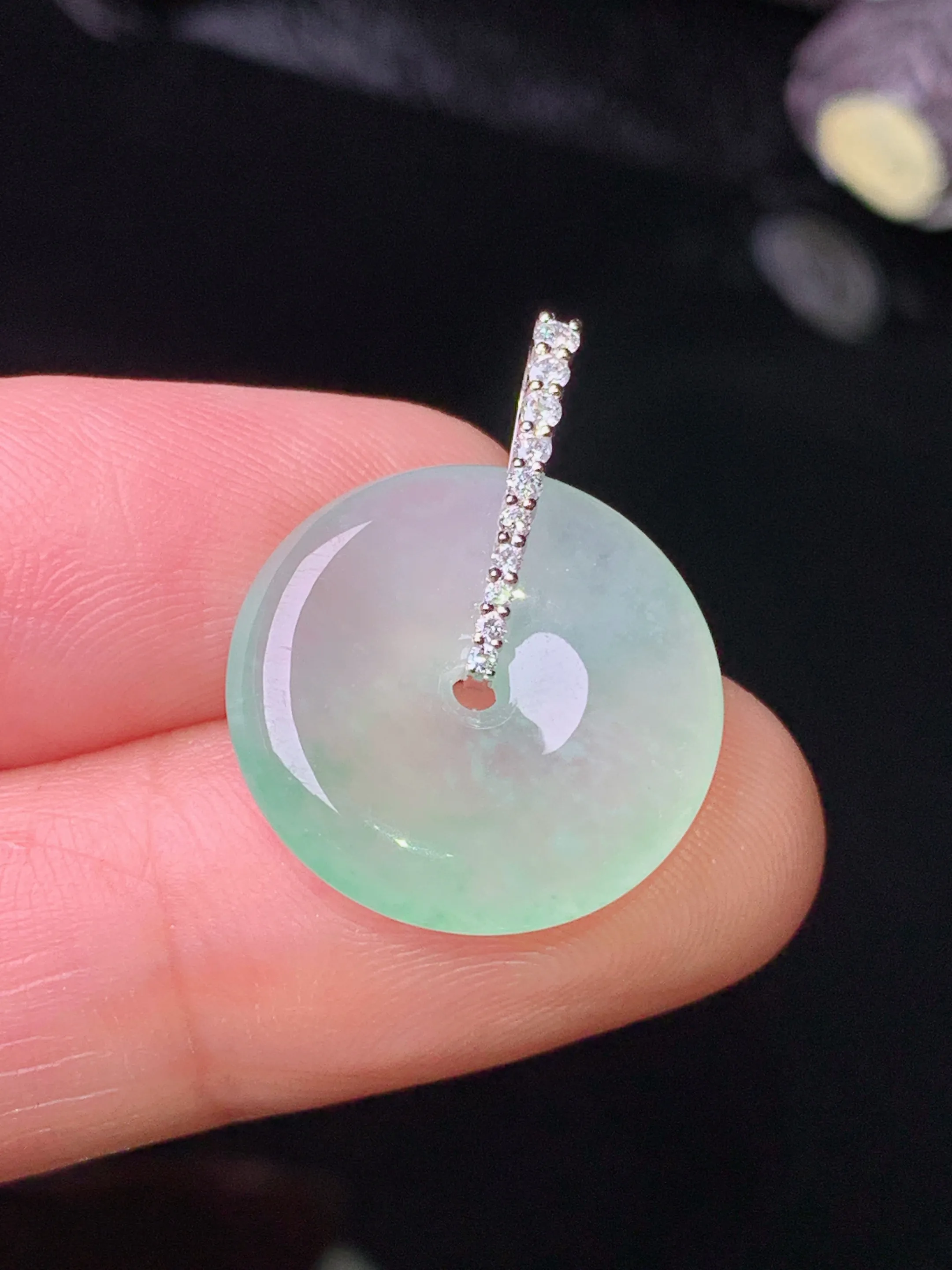 18k金钻镶嵌飘绿平安扣吊坠 玉质细腻 色泽清新艳丽 整体尺寸23.2*17.6*4