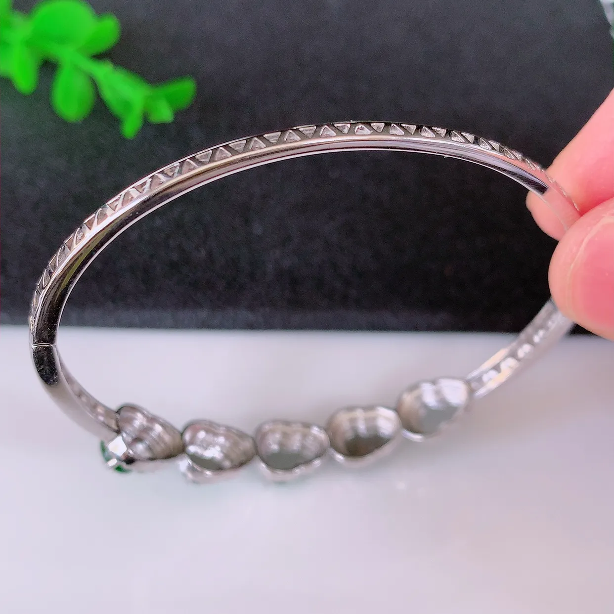 57圈口，冰透满绿翡翠925银镶嵌手镯，自然光实拍，翠色灵动，颜色漂亮，种老水足，品相佳，佩戴佳品！#97.20整体57-51-8.2-5.5 裸石7.8*5.8