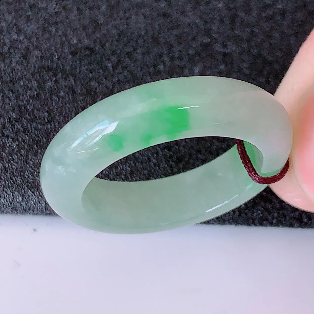 自然光实拍，19.2mm内径冰飘绿翡翠指环，玉戒指，玉质莹润，好精美好冰润的指环，20圈口，上手纤巧！#57.22尺寸19.2*5.8*4