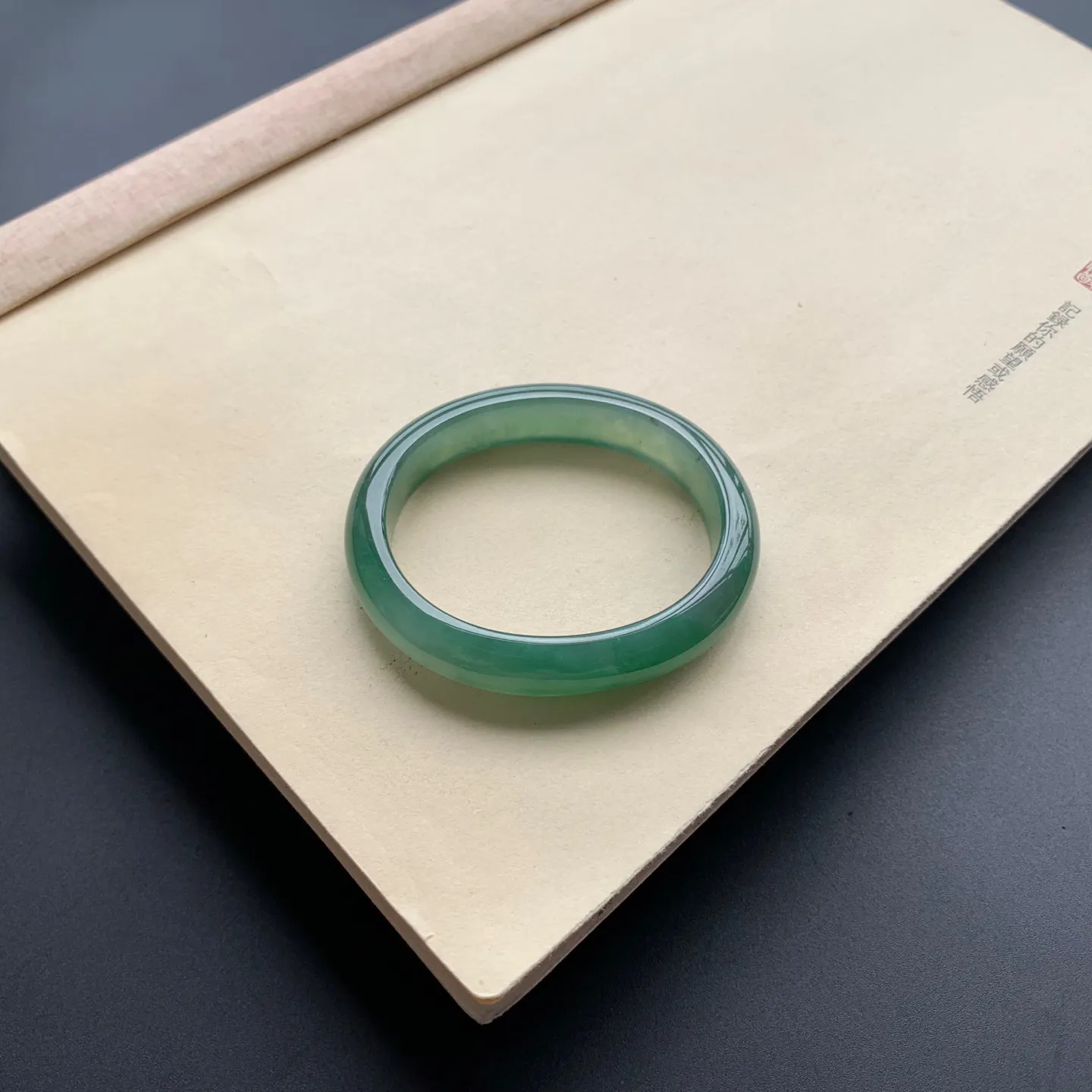 53.3圈口冰油绿贵妃手镯 尺寸：53.3-45-11.5-7.2，无纹裂，水润细腻，胶感十足