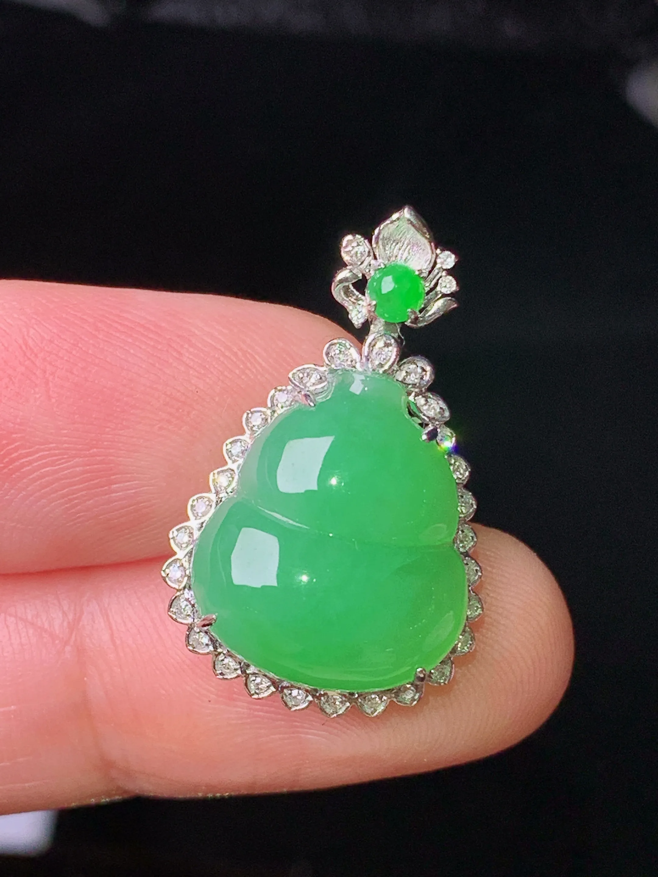 18k金钻镶嵌翠绿葫芦吊坠 玉质细腻 色泽清新艳丽 整体尺寸24.5*15.5*7.3