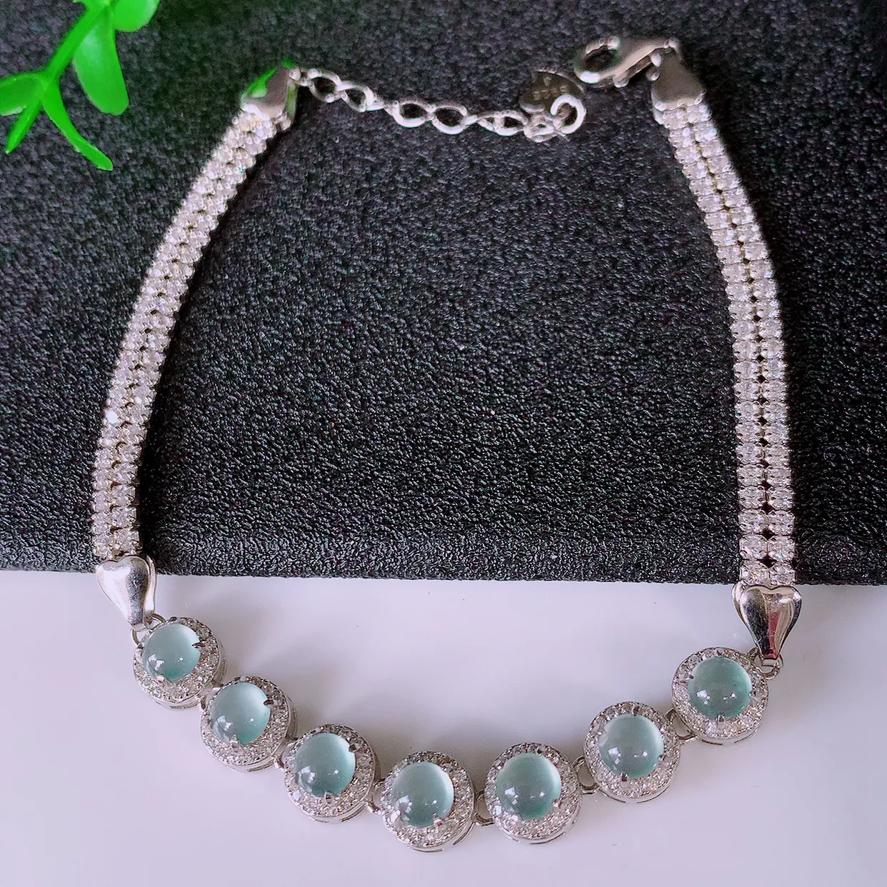 冰透翡翠925银镶嵌手链，自然光实拍，翠色灵动，颜色漂亮，种老水足，品相佳，佩戴佳品！#97.20取一整体6.5*6.5-5.5裸石. 4*4