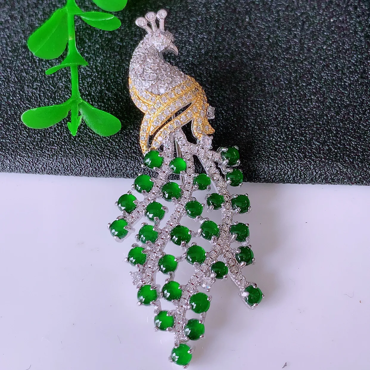 冰透满绿翡翠925银镶嵌凤凰胸针，自然光实拍，翠色灵动，颜色漂亮，种老水足，品相佳，佩戴佳品！#98.22整体55*22.5*8.5裸石2.8*2.8
