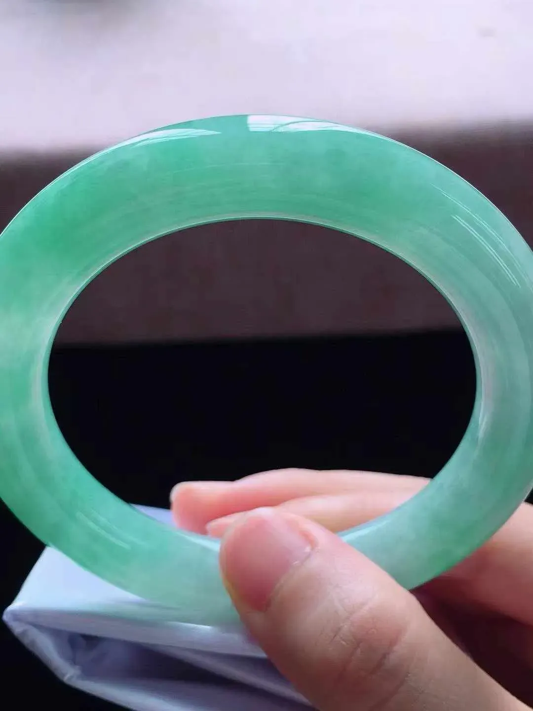 【翡翠名称】老种冰飘绿57.3圈口圆条翡翠手镯
【翡翠尺寸】57.3*11.2*11.2mm适合57.3-59.6正圈口佩戴
【翡翠描述】缅甸天然翡翠A货，种老水足，玉质细腻，色泽靓丽，性价比高，佩戴效果好！