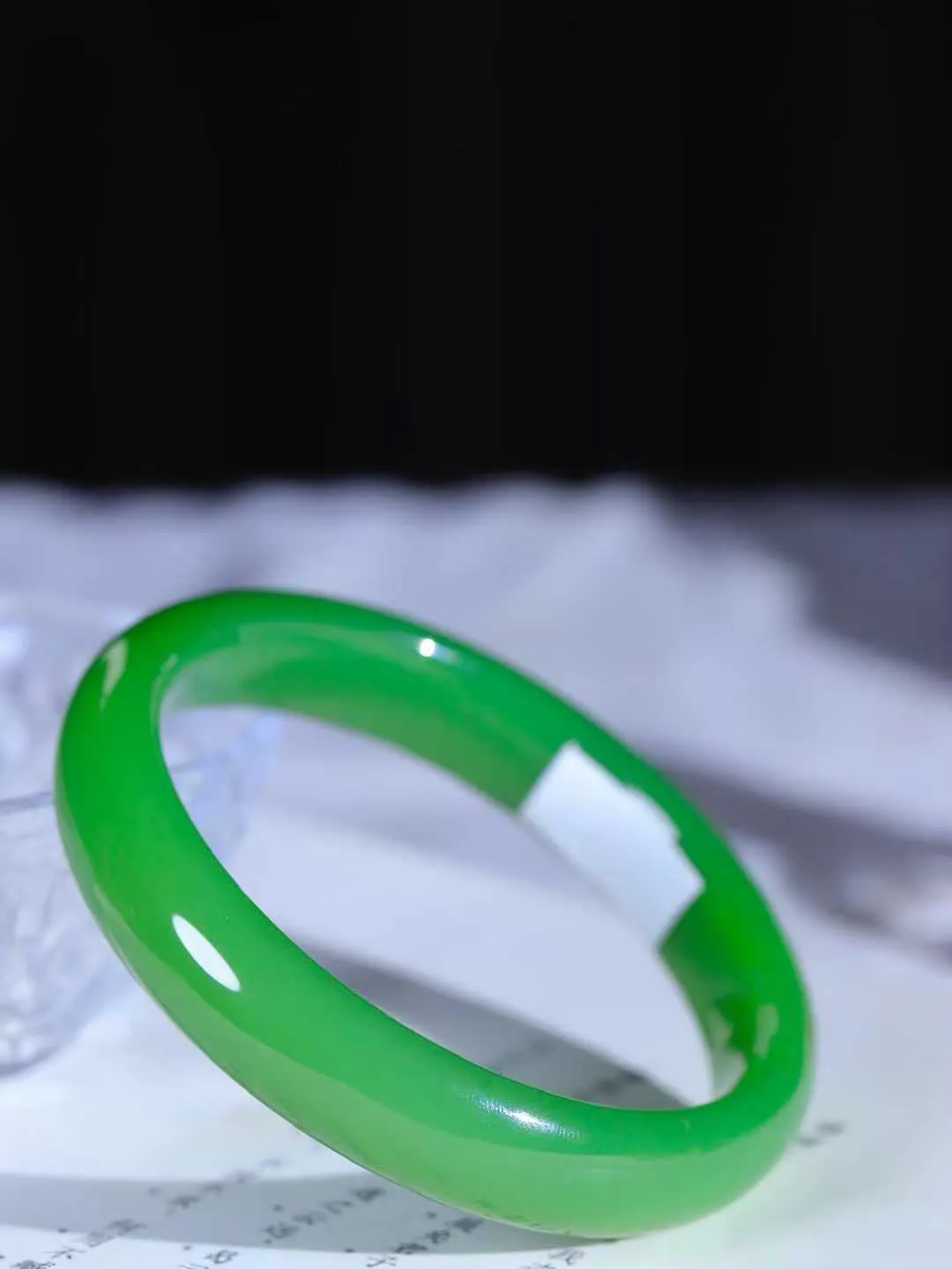 【碧色荡漾·手镯】

典藏级臻品和田玉碧玉手镯，玉质细腻温润，手感舒适，️线条流畅，简约大气，美自天成，佩戴于腕间，婉约之美，举手投足间透出那份低调奢华，醉人心扉。重65克  内径圈口65mm  尺寸13.7-8.2mm  FDA-661101633