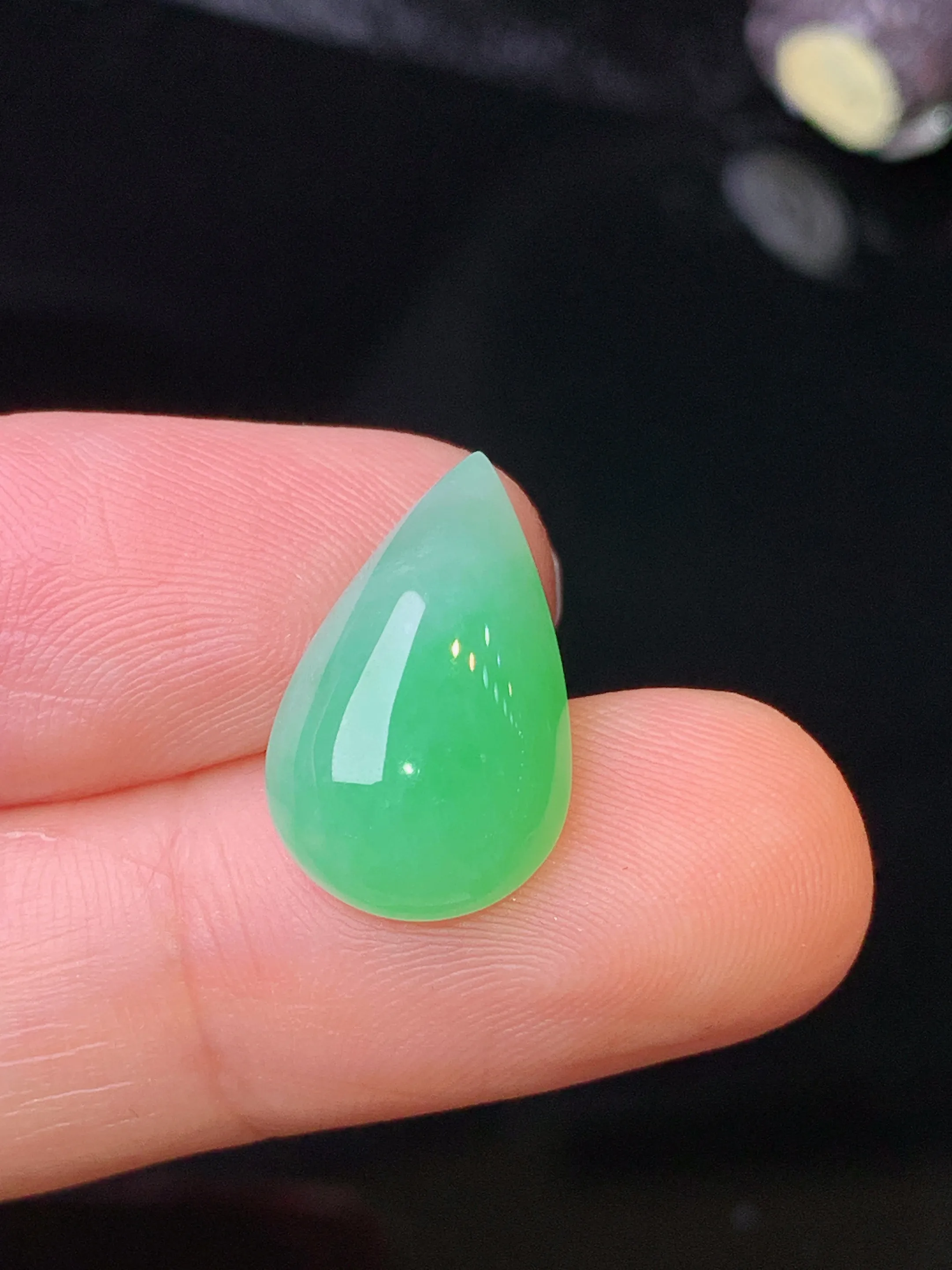 镶嵌款 翠绿水滴吊坠 玉质细腻 色泽清新艳丽 整体尺寸17.2*10.6*5.5