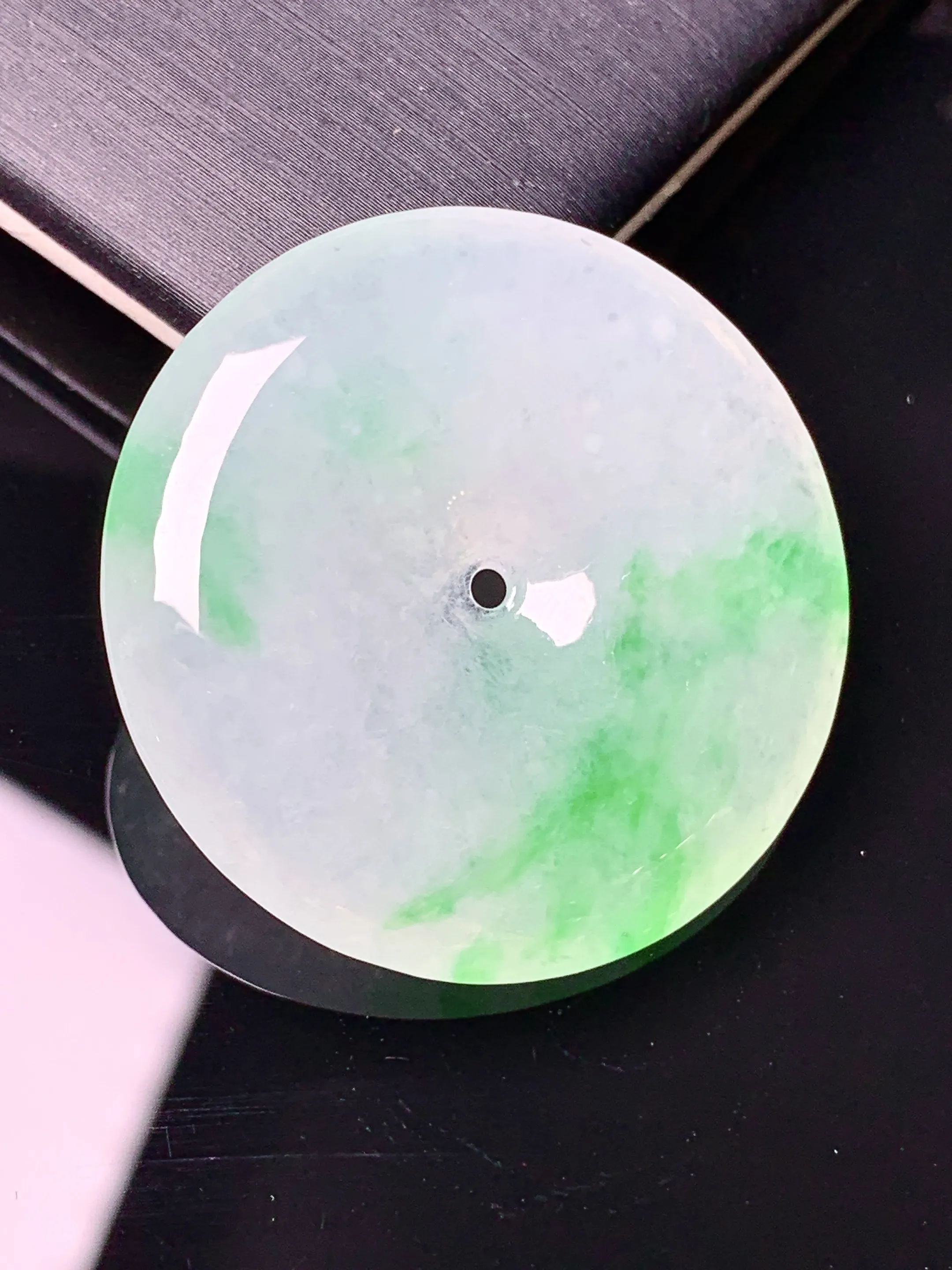 飘绿平安扣吊坠 玉质细腻 色泽清新艳丽 整体尺寸32.5*5.8